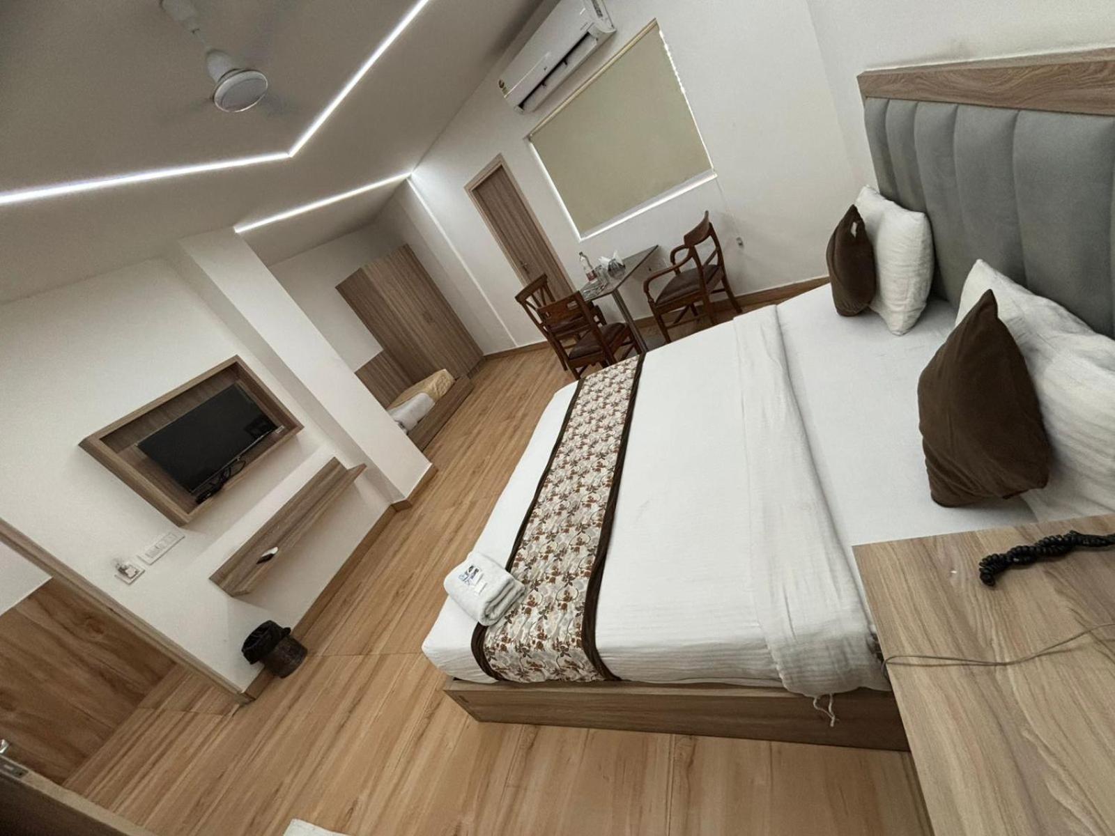 Hotel The Metropolitan Igi Airport 4*