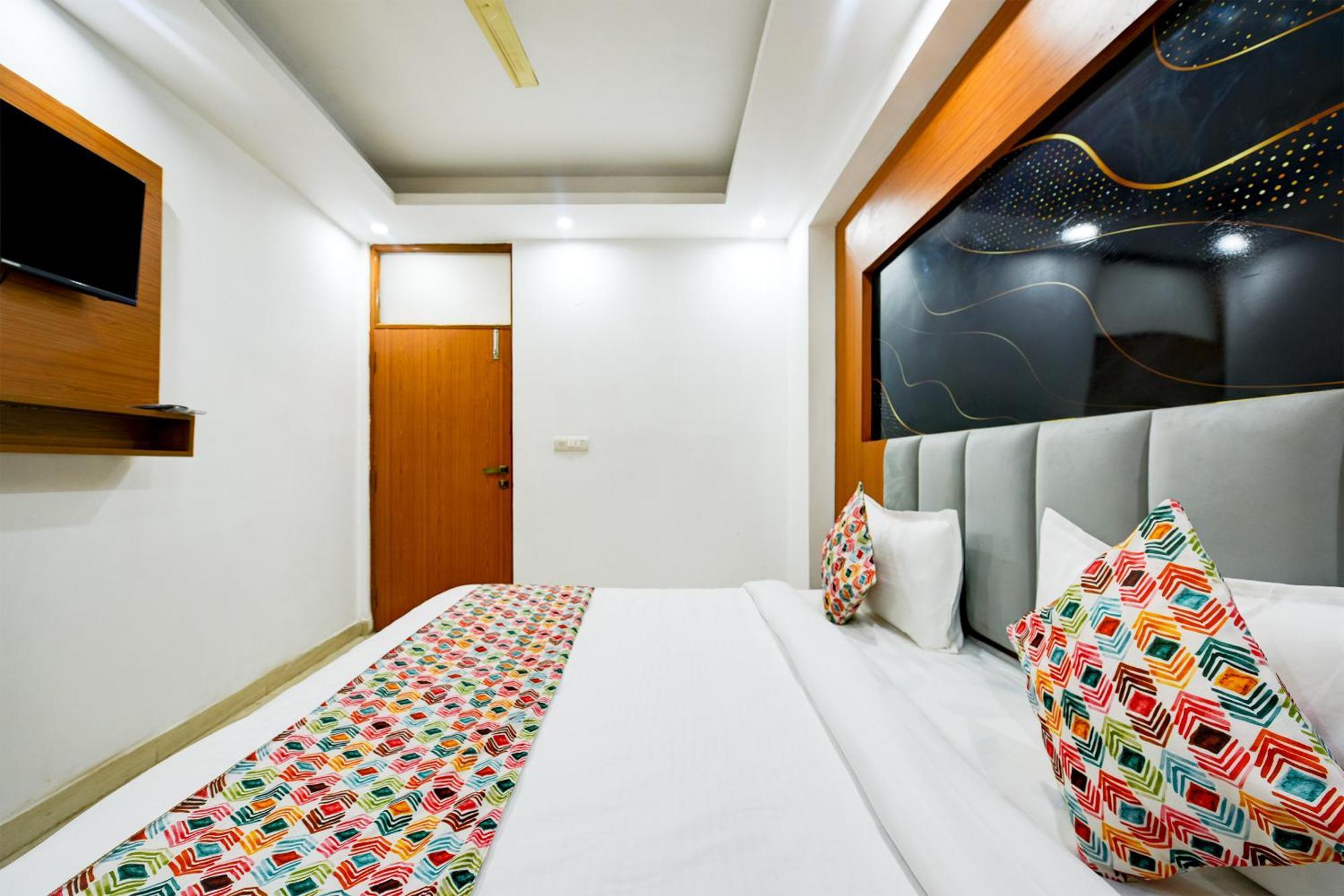 Galaxy Near Delhi Airport Hotel 3*