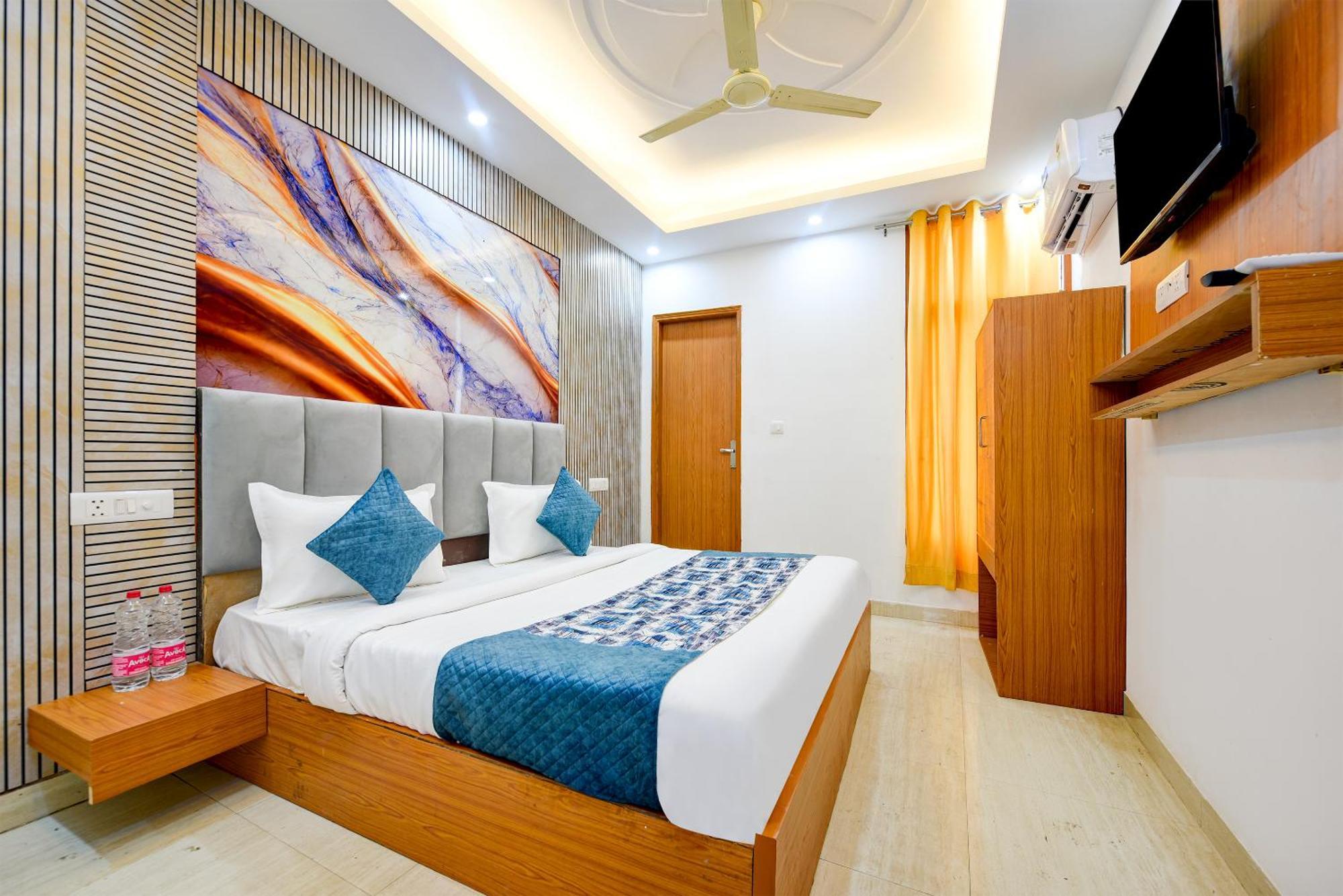 Hotel Galaxy Near Delhi Airport 3*