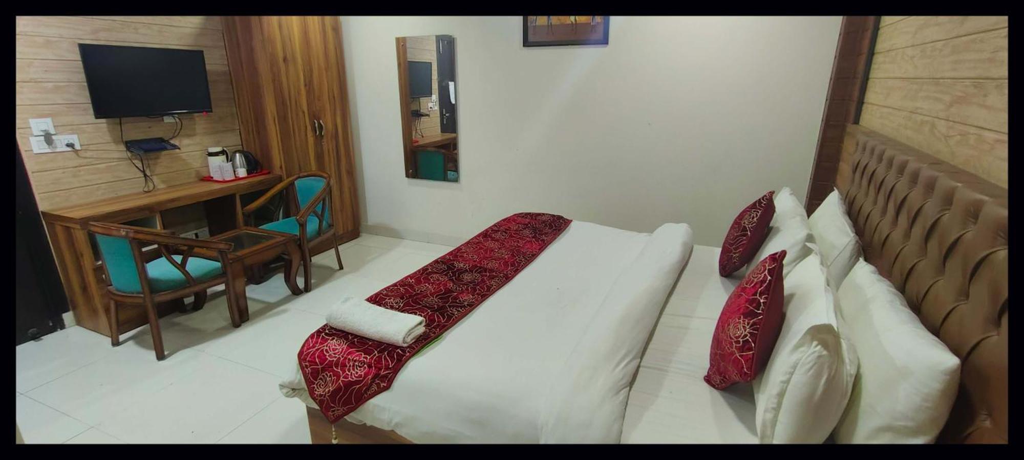 The Paramont Plaza Igi Airport 4*