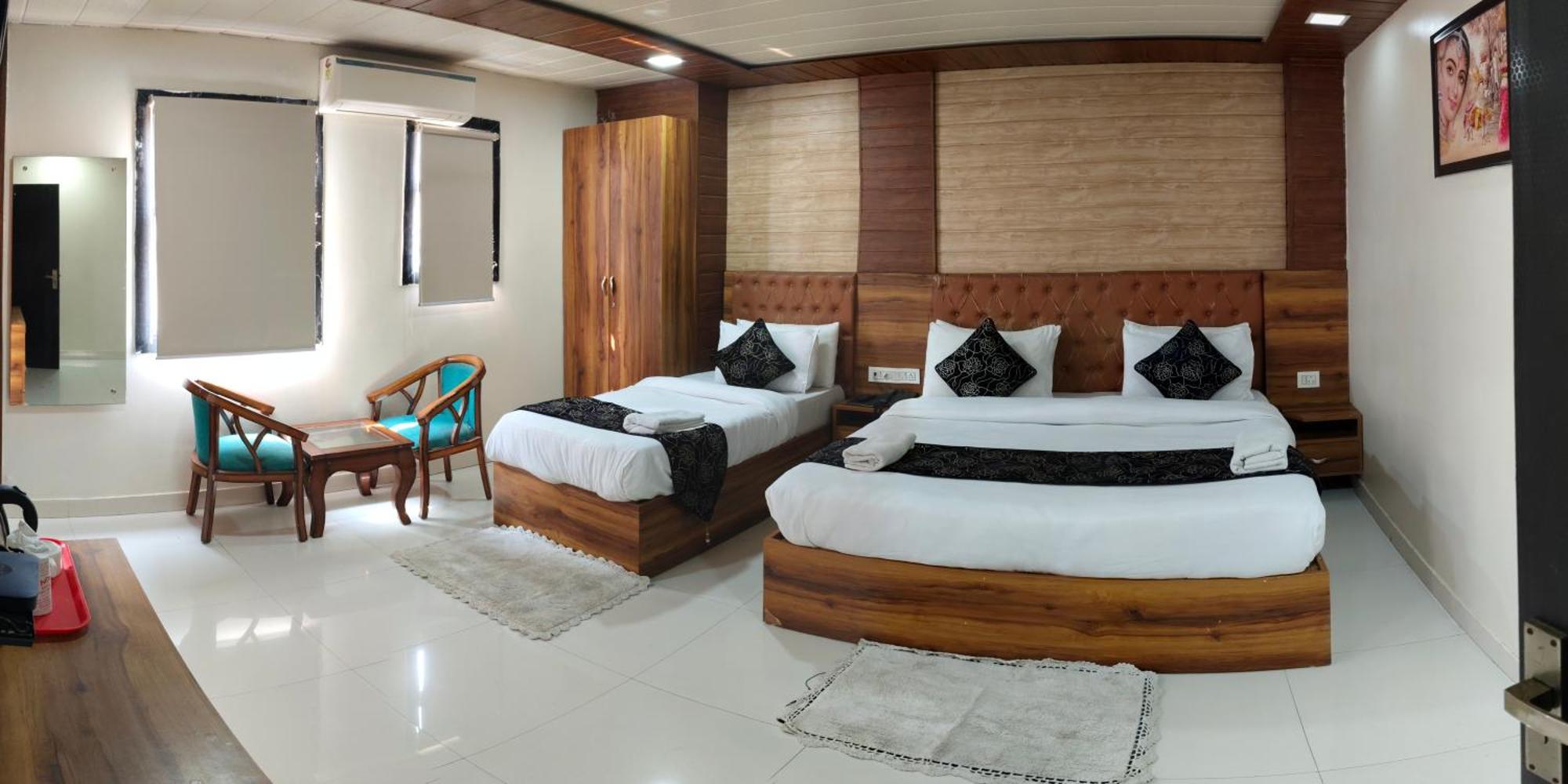 Hotel The Paramont Plaza Igi Airport 4*