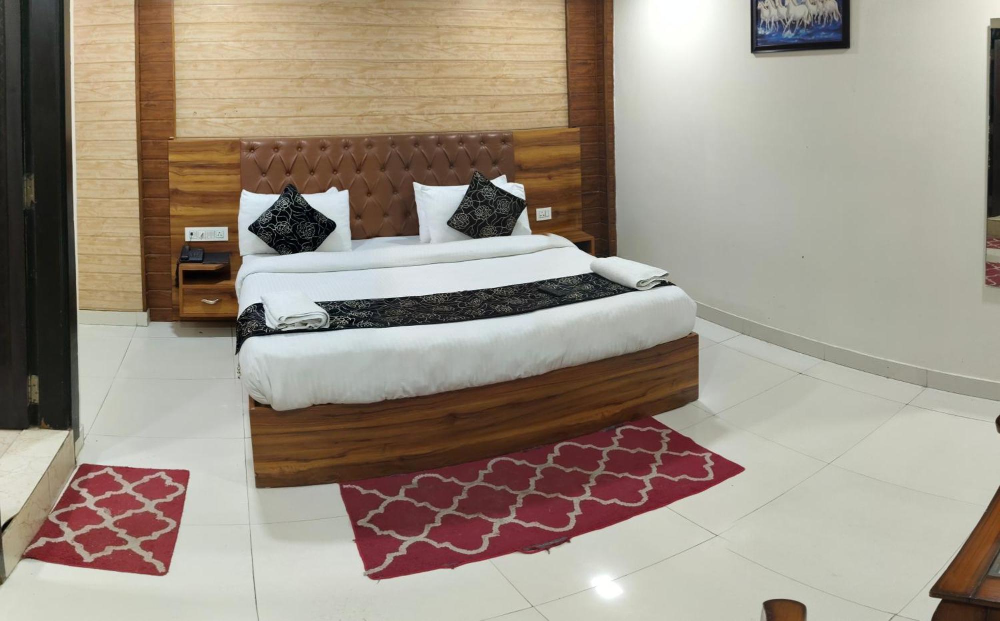Hotel The Paramont Plaza Igi Airport
