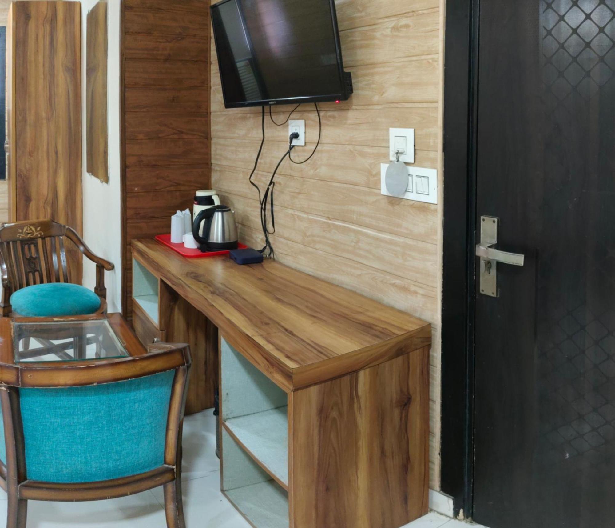 Hotel The Paramont Plaza Igi Airport