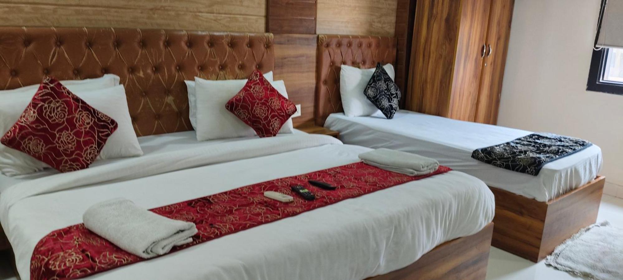 Hotel The Paramont Plaza Igi Airport 4*