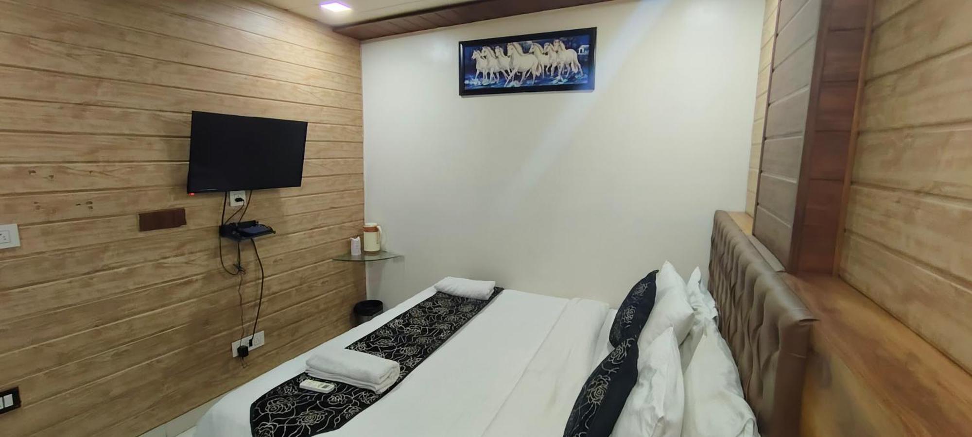 Hotel The Paramont Plaza Igi Airport
