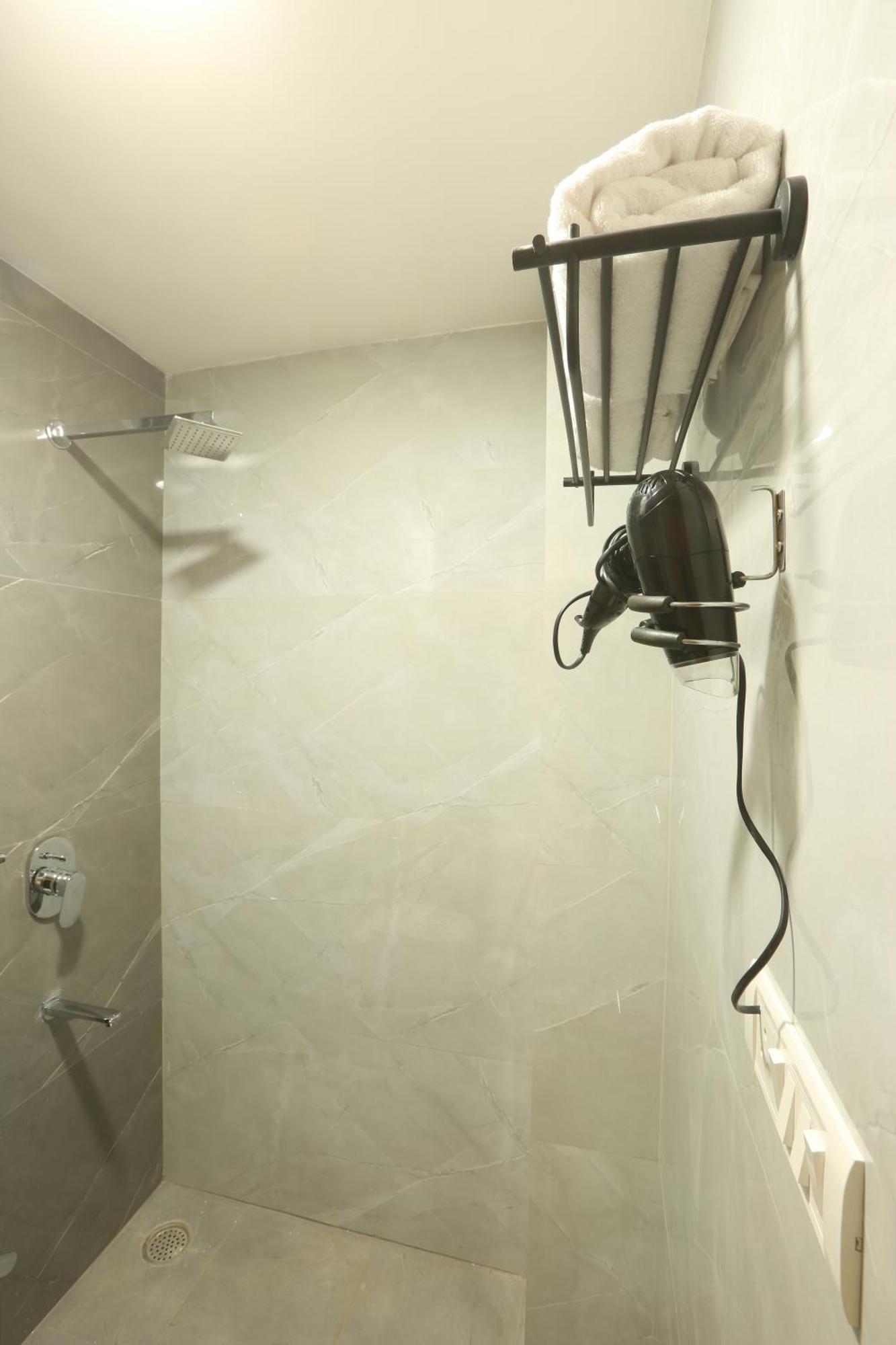 New Luxx - Near Igi Airport Hotel 3*