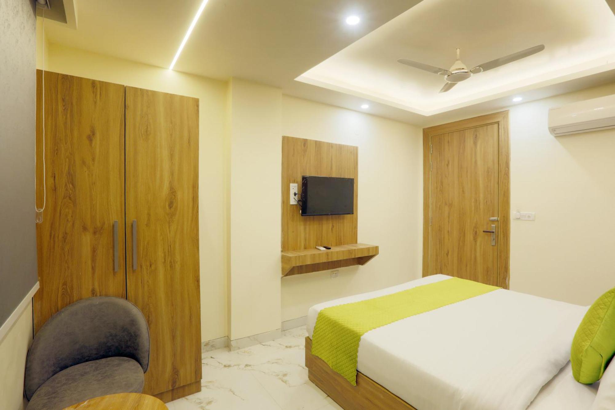Hotel New Luxx - Near Igi Airport