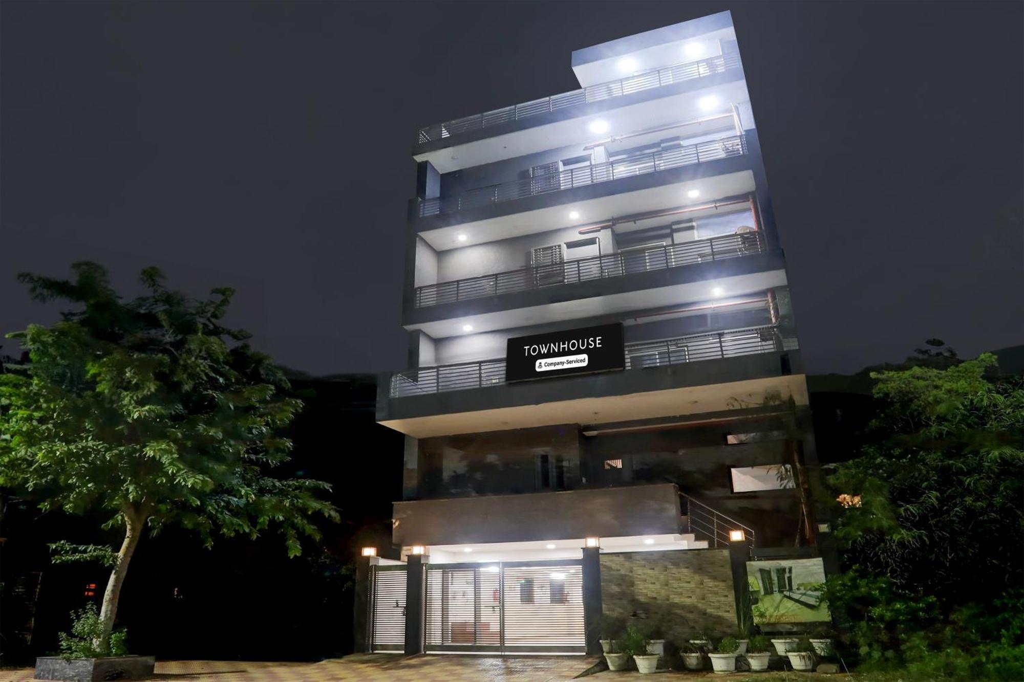 Super Townhouse Rohini Sector 24 4*