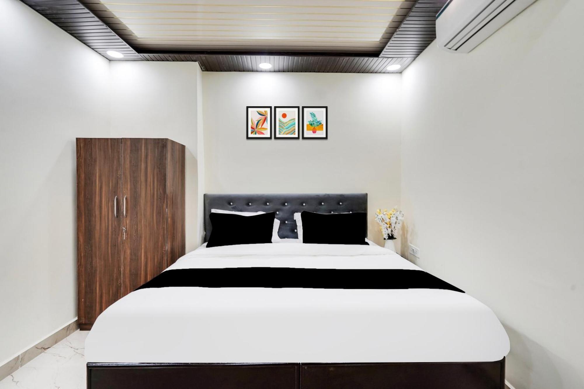 Super Collection O Nirman Vihar Hotel