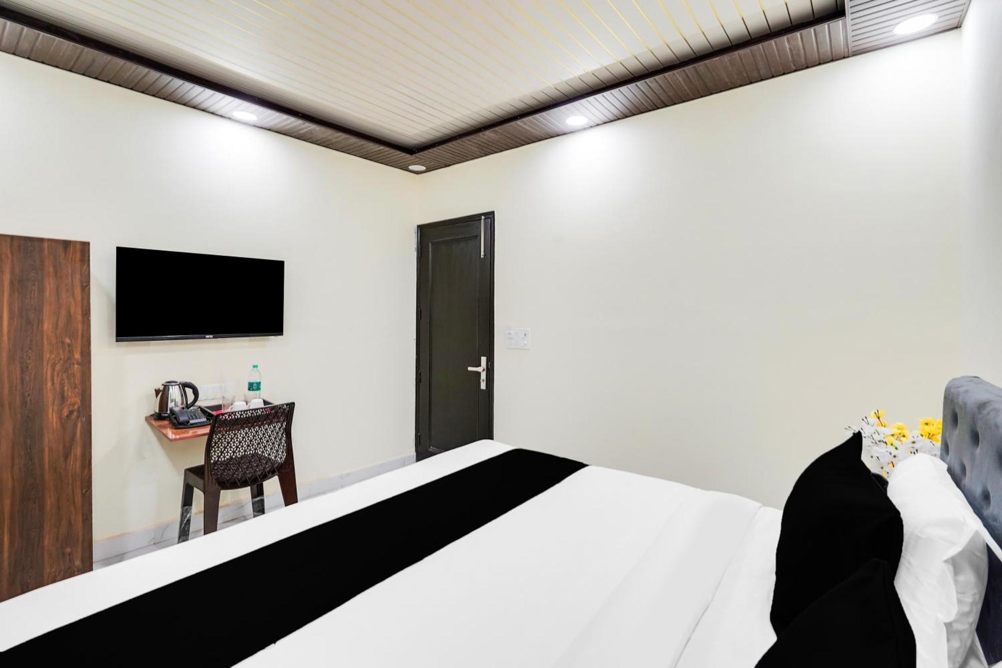Hotel Super Collection O Nirman Vihar New Delhi