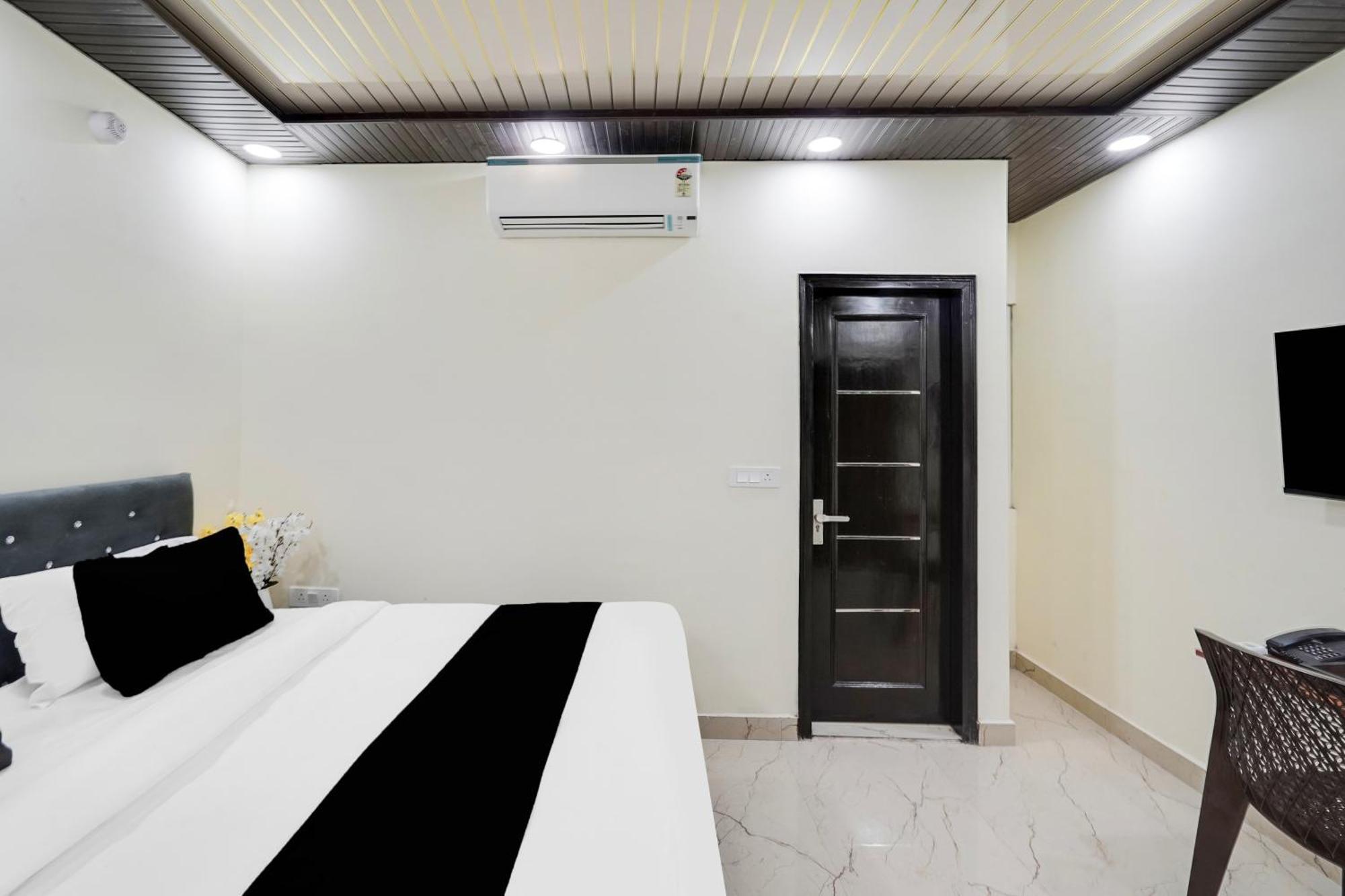 Hotel Super Collection O Nirman Vihar *