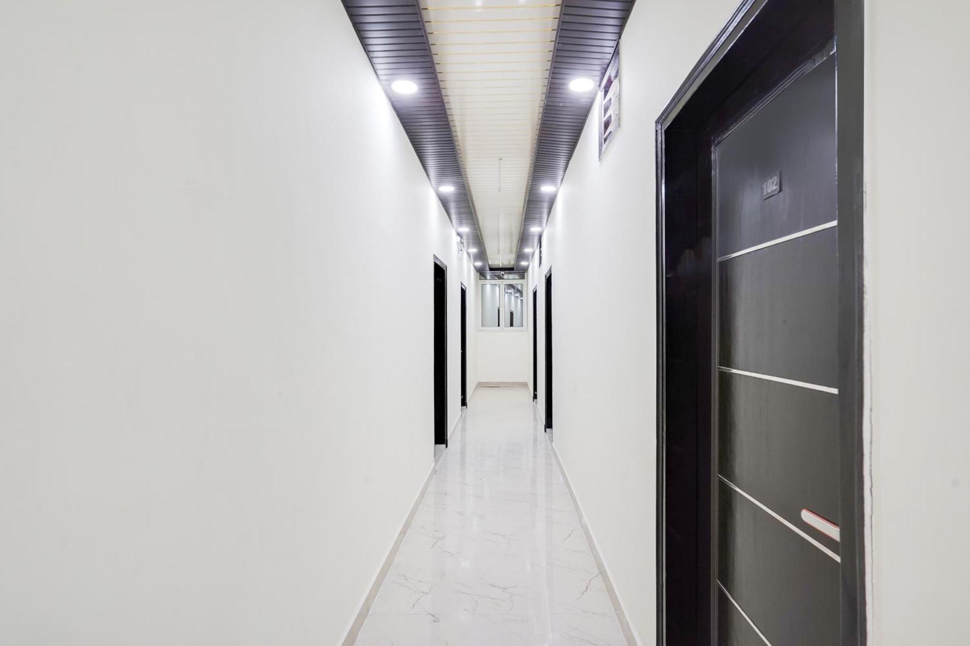 Hotel Super Collection O Nirman Vihar *
