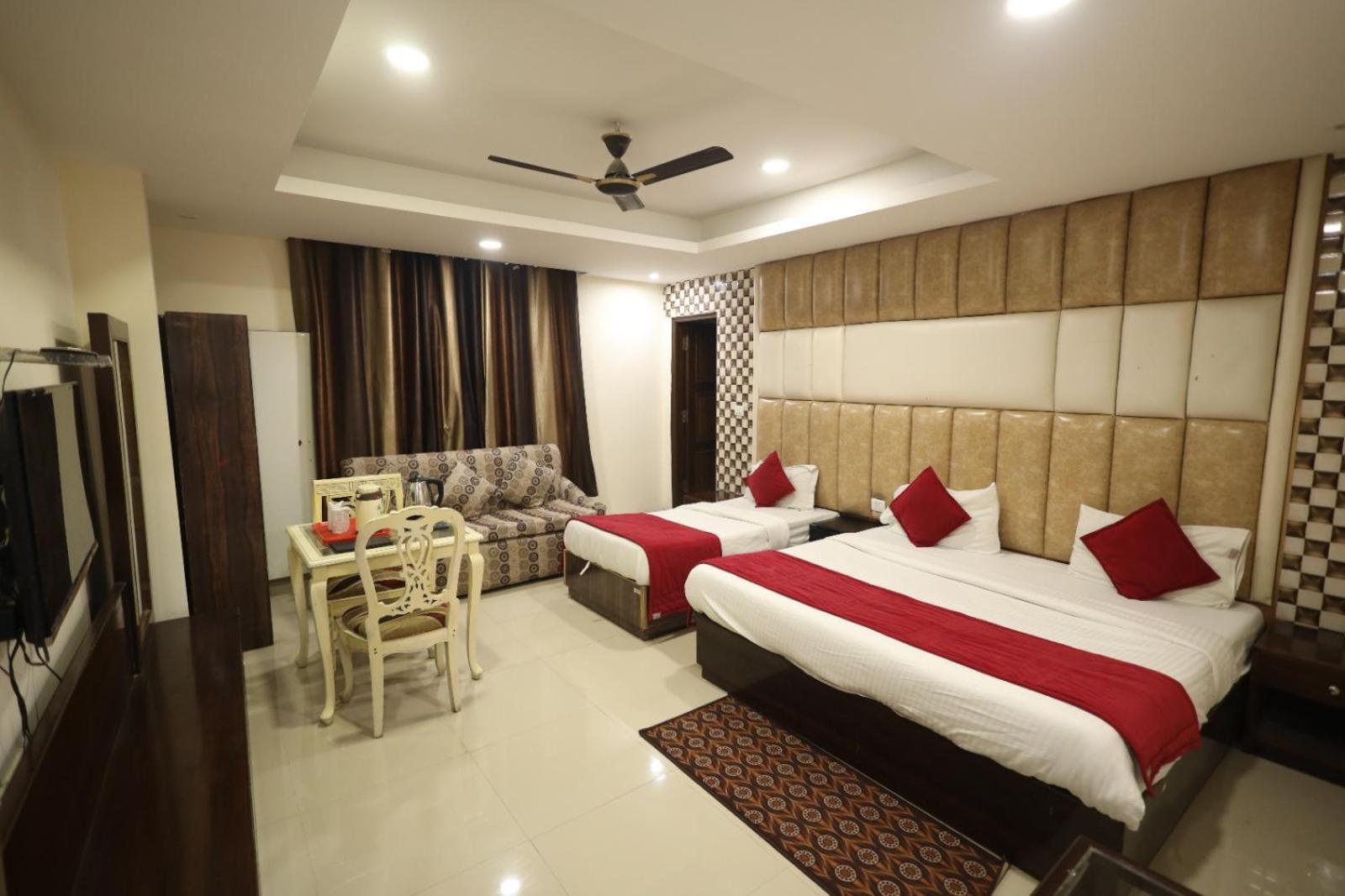 Paramont Airport Hotel 4*