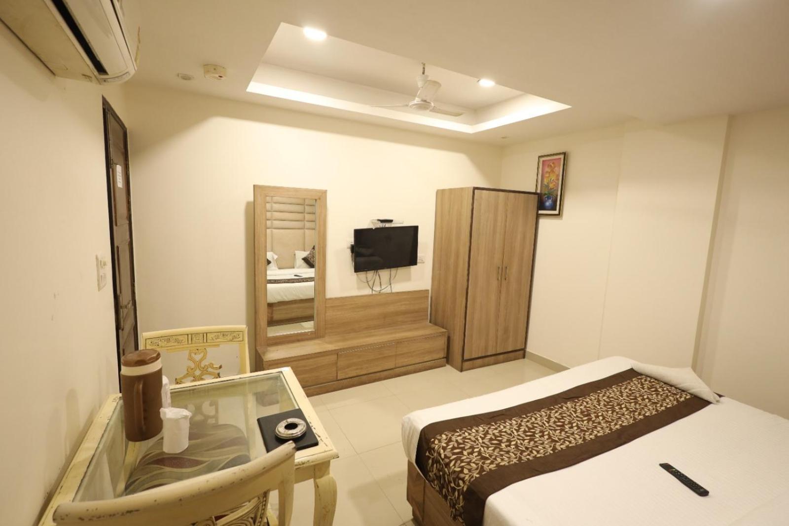 Paramont Airport Hotel 4*