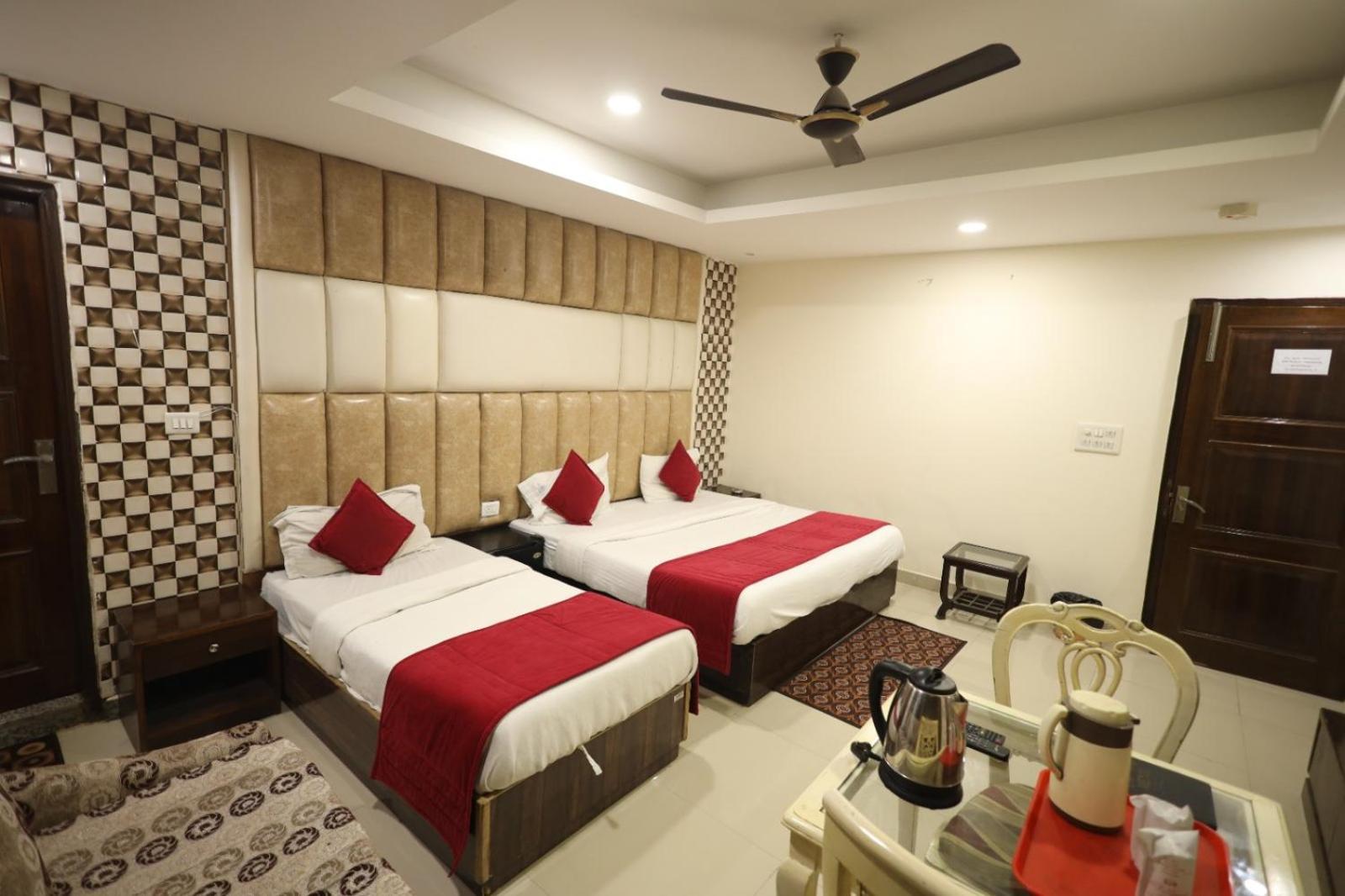 Hotel Paramont Airport 4*