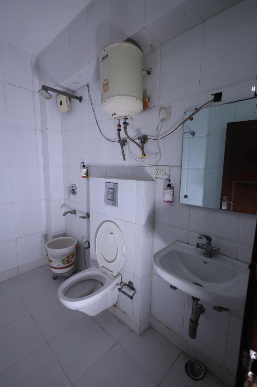Hotel Paramont Airport 4*