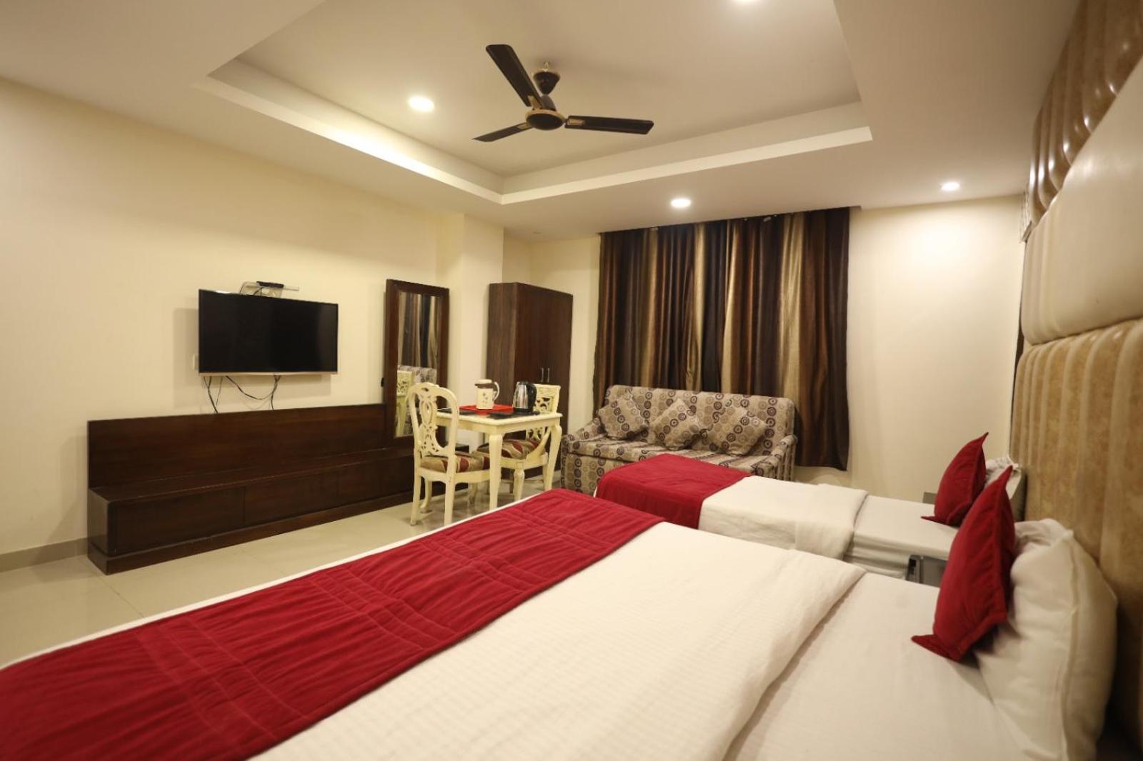 Paramont Airport 4*