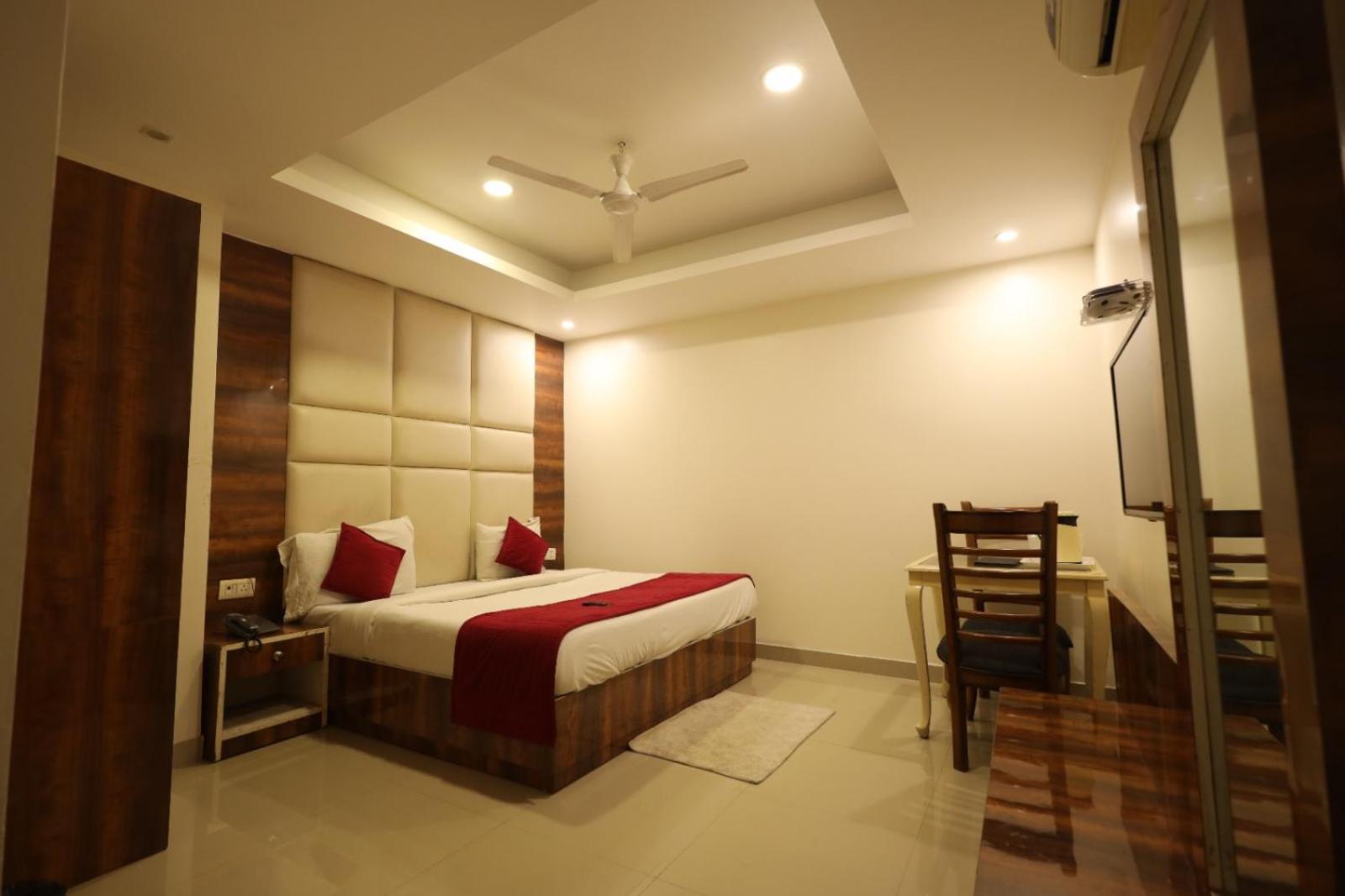 Paramont Airport Hotel 4*