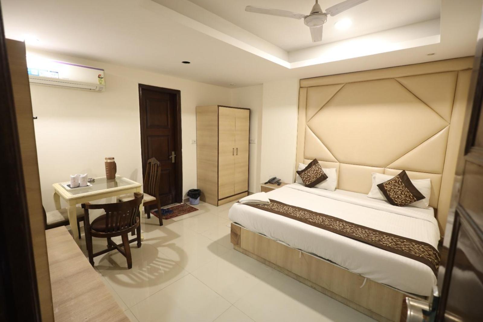 Hotel Paramont Airport 4*