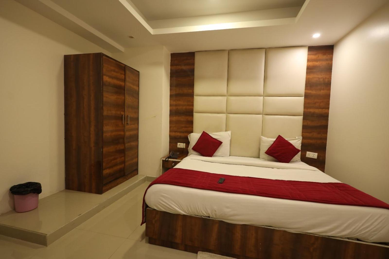 Paramont Airport Hotel 4*