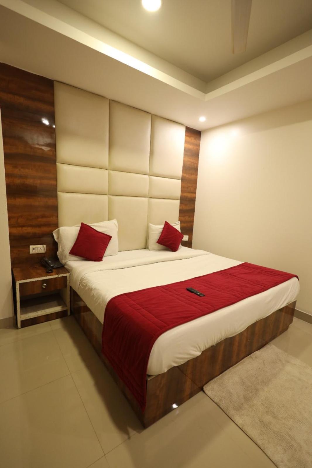 Paramont Airport 4*