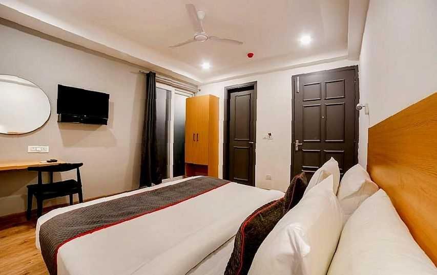 Collection O Kailash Enclave 4*