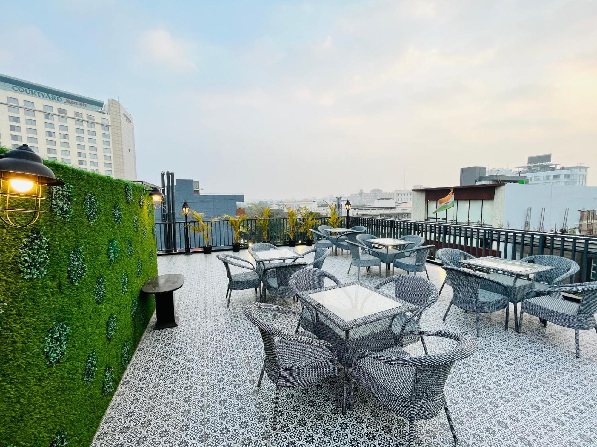 South Ex Residency - South Ex Near Aiims Delhi - Couple Friendly Hotel