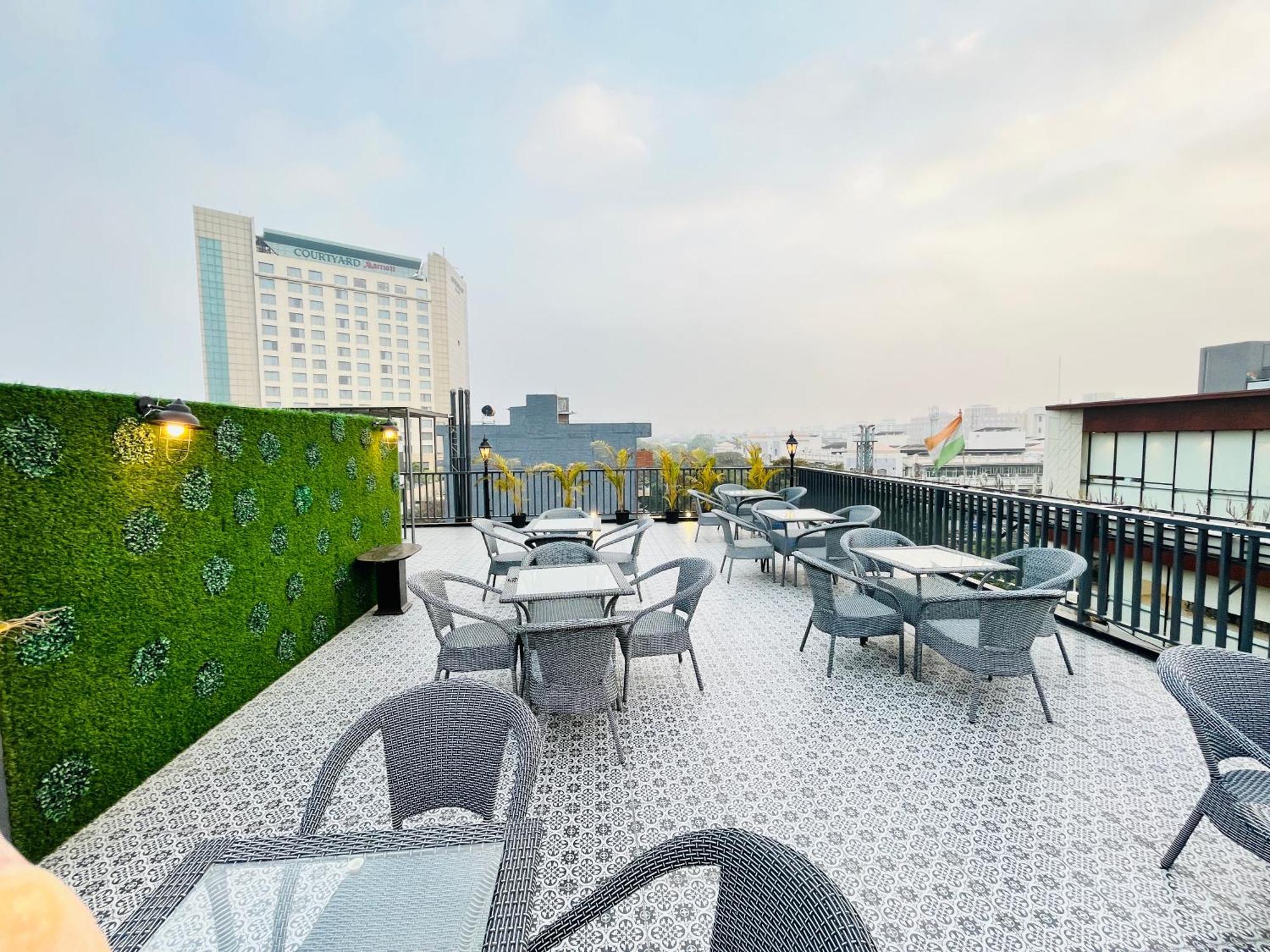 Hotel South Ex Residency - South Ex Near Aiims Delhi - Couple Friendly 3*