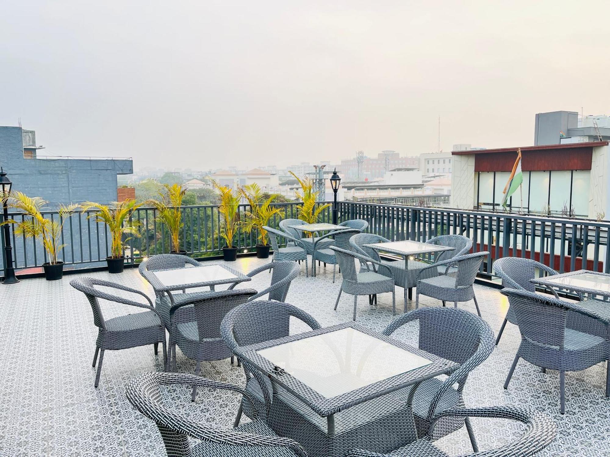 Hotel South Ex Residency - South Ex Near Aiims Delhi - Couple Friendly 3*