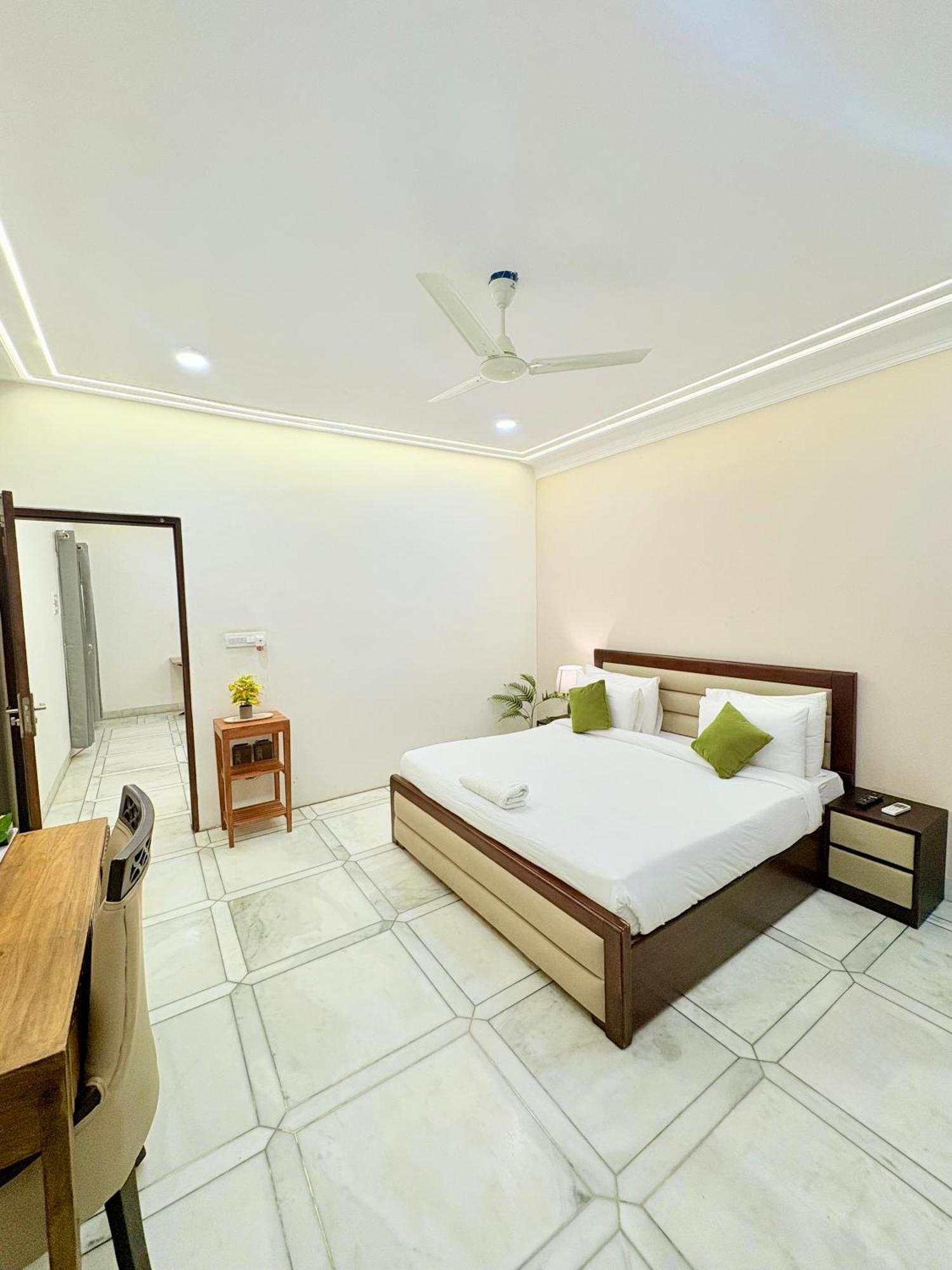 Gulmohar Residency, Hauz Khas New Delhi, Couple Friendly Hotel