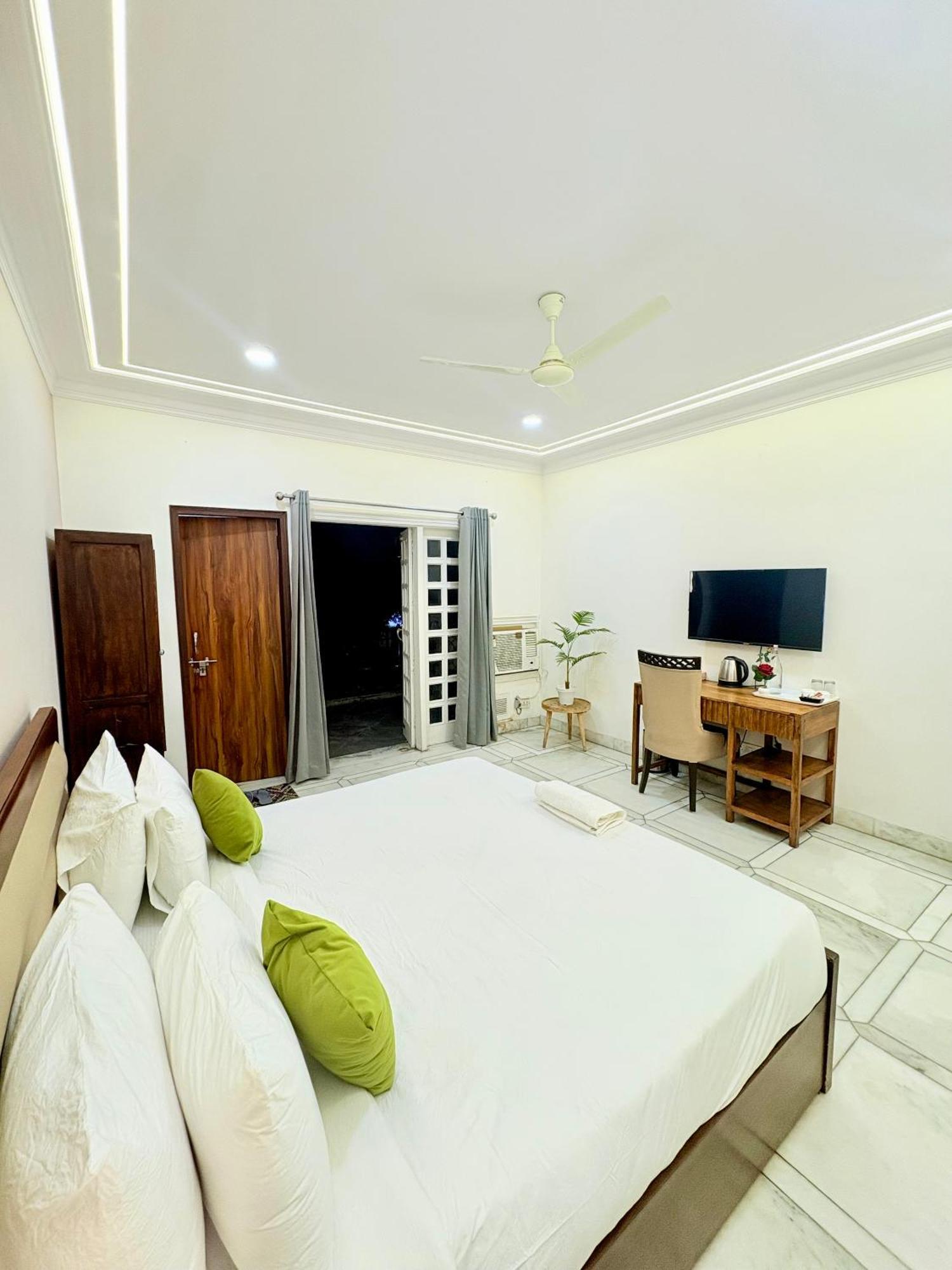 Hotel Gulmohar Residency, Hauz Khas New Delhi, Couple Friendly 3*