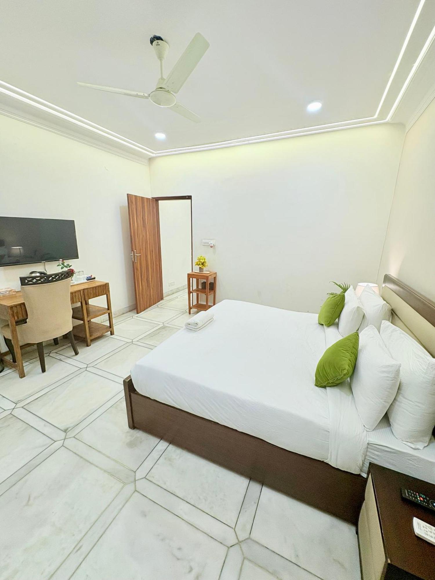 Gulmohar Residency, Hauz Khas New Delhi, Couple Friendly Hotel 3*