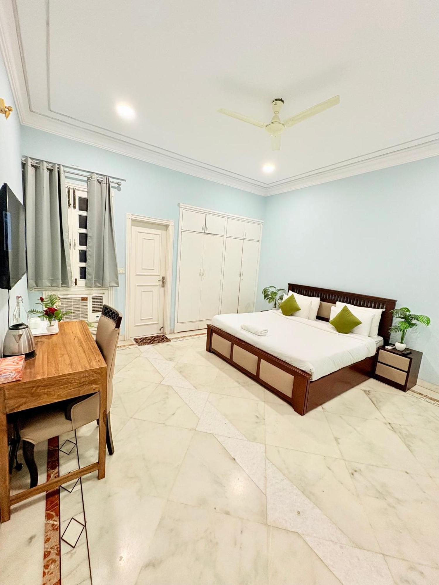 Gulmohar Residency, Hauz Khas New Delhi, Couple Friendly