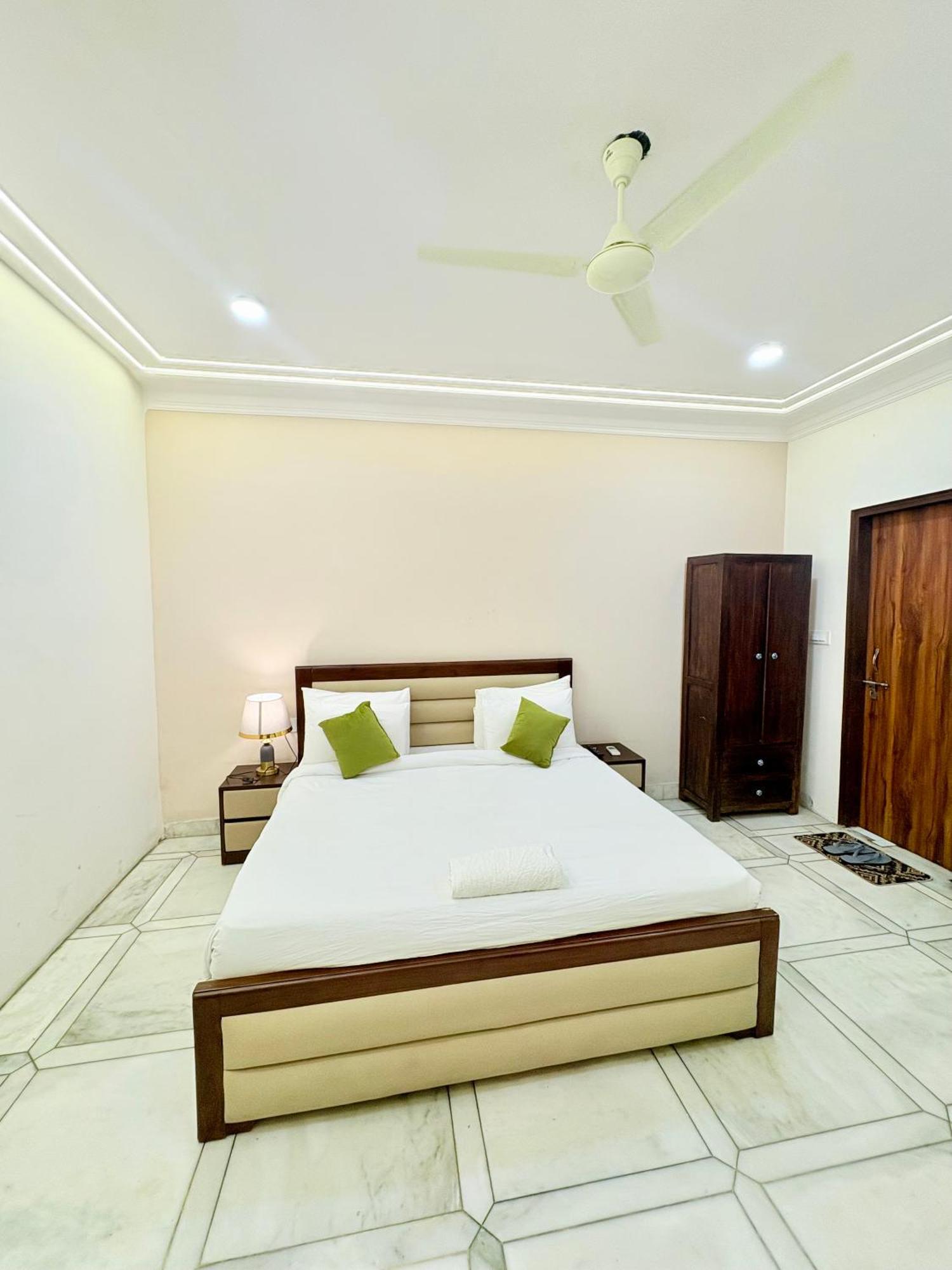 Gulmohar Residency, Hauz Khas New Delhi, Couple Friendly 3* New Delhi