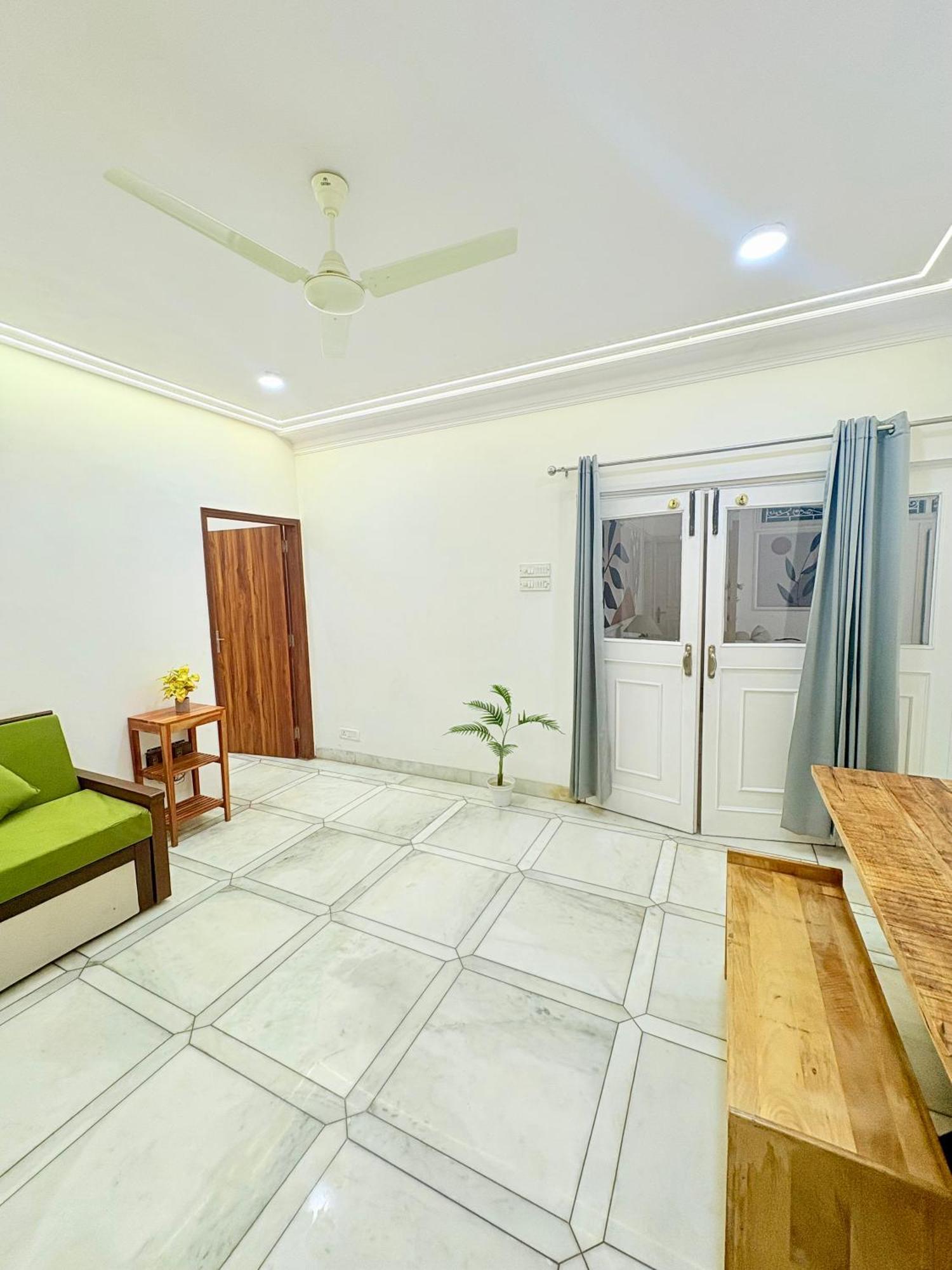 Hotel Gulmohar Residency, Hauz Khas New Delhi, Couple Friendly New Delhi