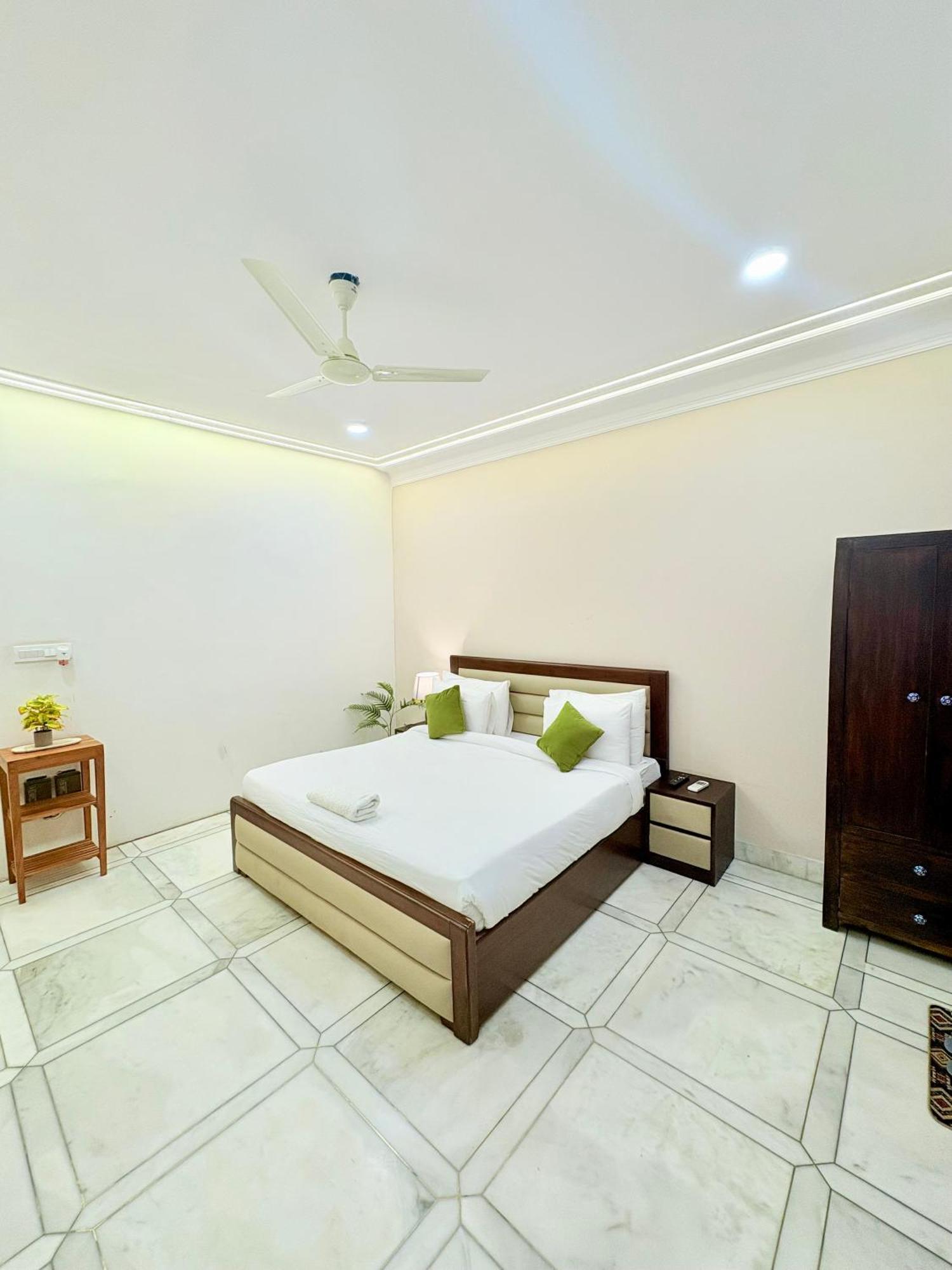 Gulmohar Residency, Hauz Khas New Delhi, Couple Friendly 3* New Delhi