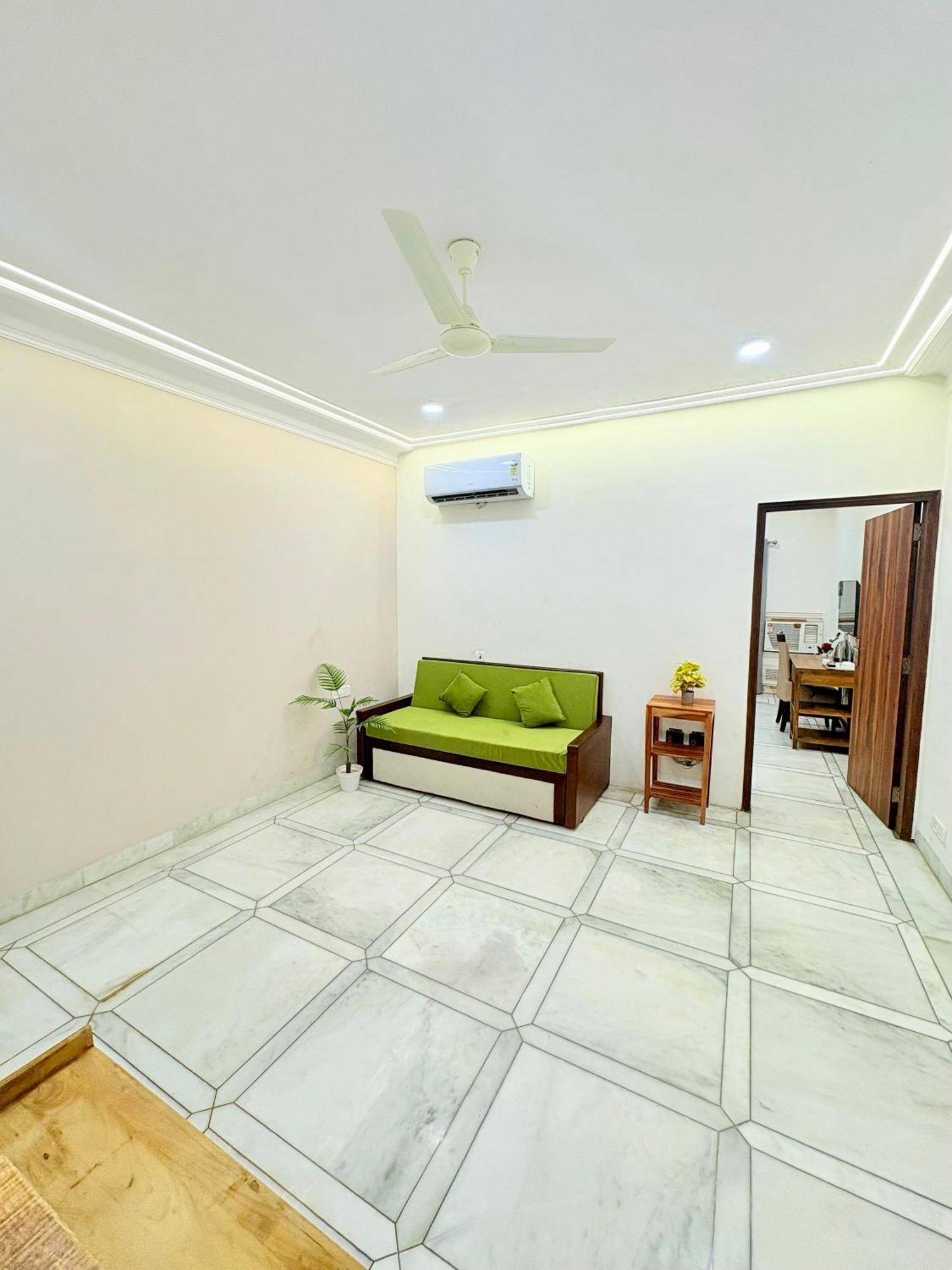 Gulmohar Residency, Hauz Khas New Delhi, Couple Friendly New Delhi