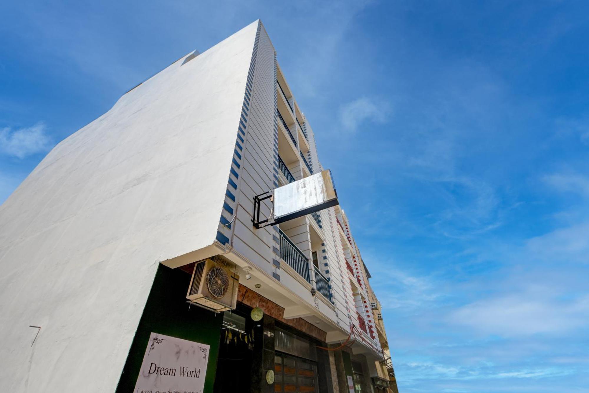 Dream World Near Delhi Airport Hotel 4*
