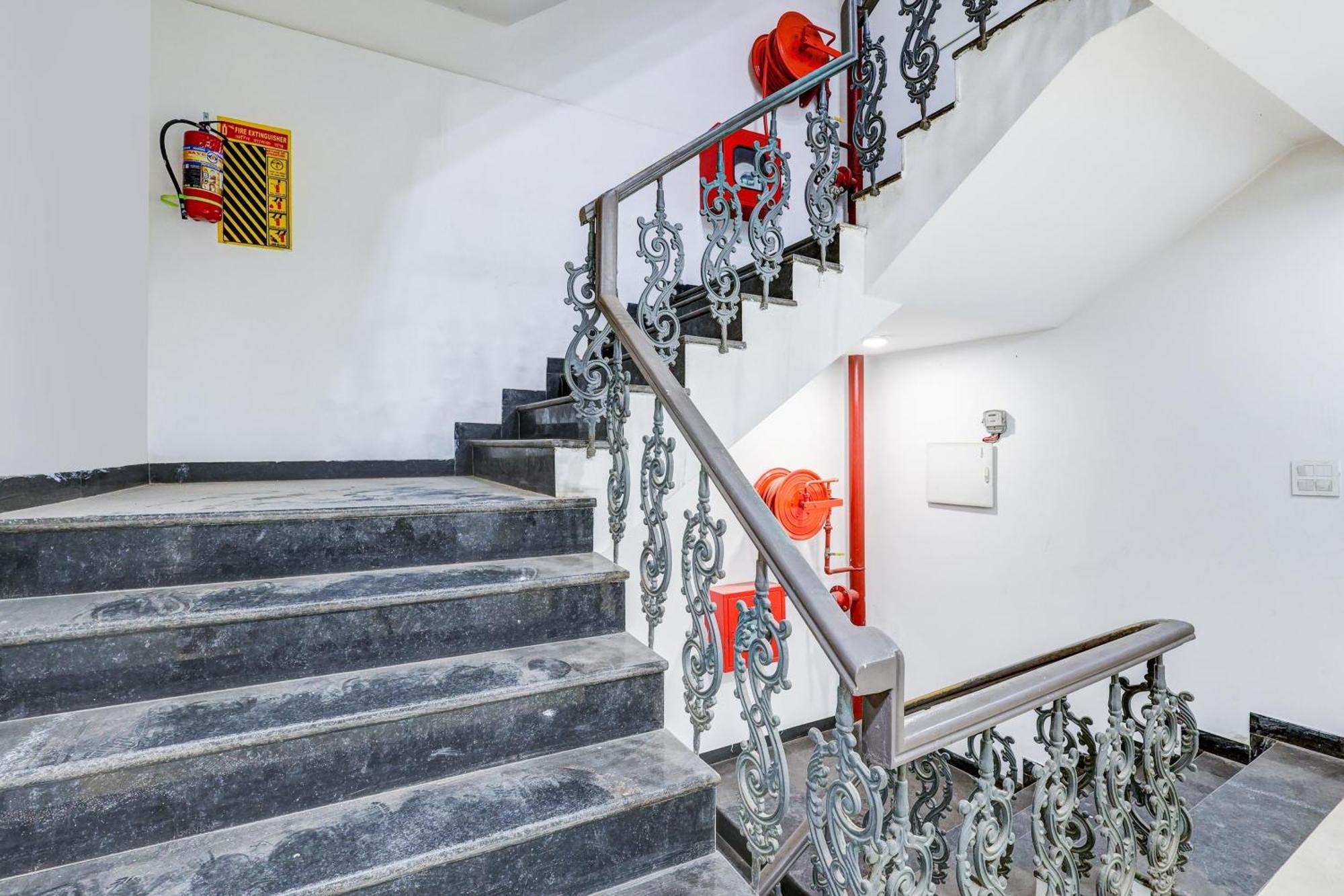Hotel Super Collection O Shalimar Bagh New Delhi