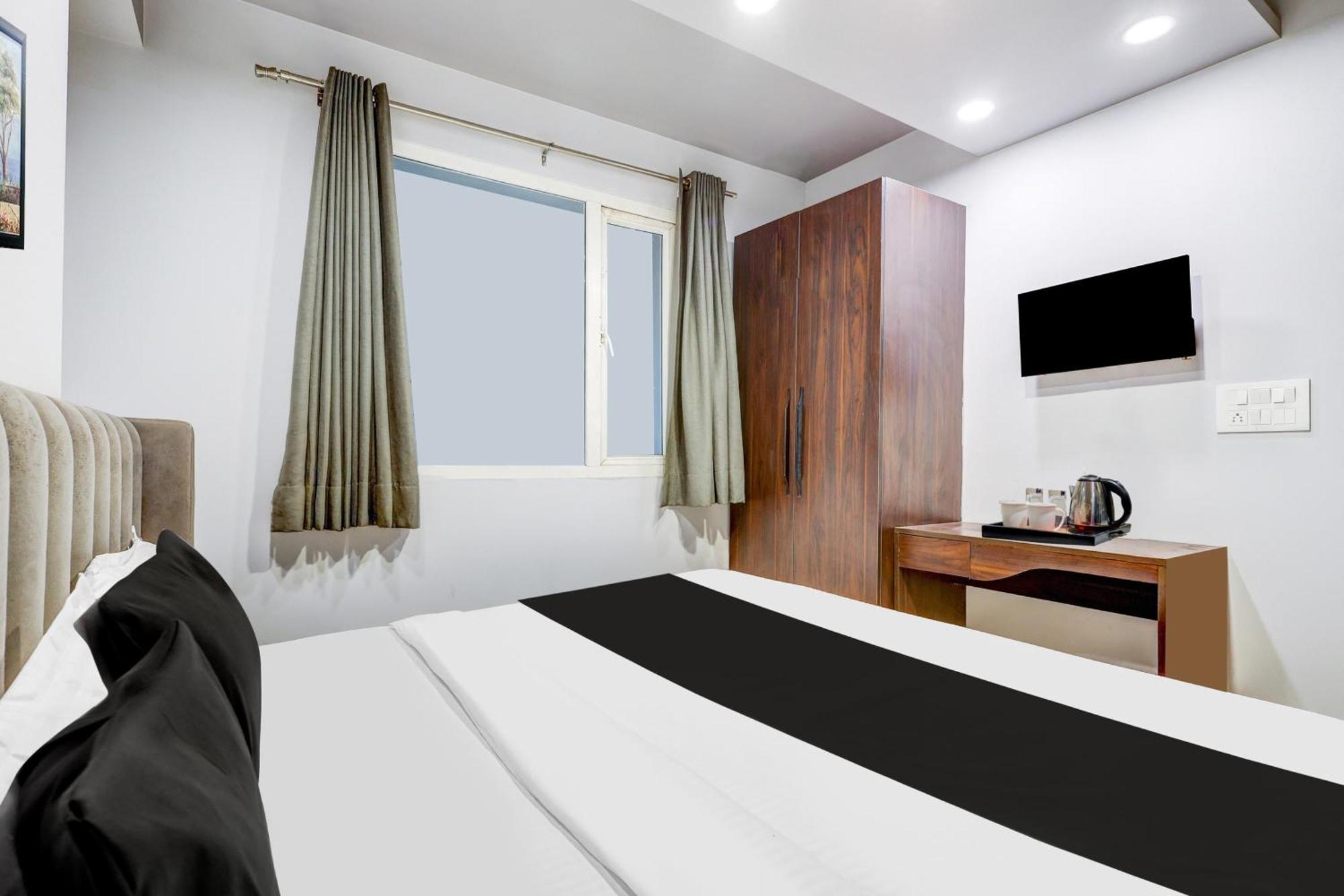 Hotel Super Collection O Shalimar Bagh New Delhi
