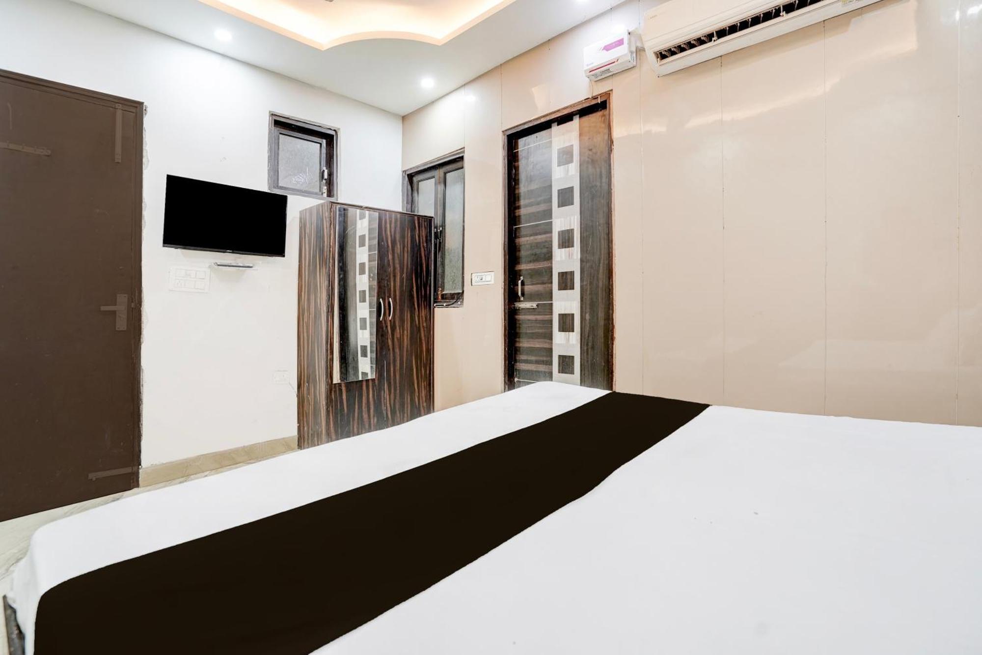 O Star X Signature Plaza * New Delhi