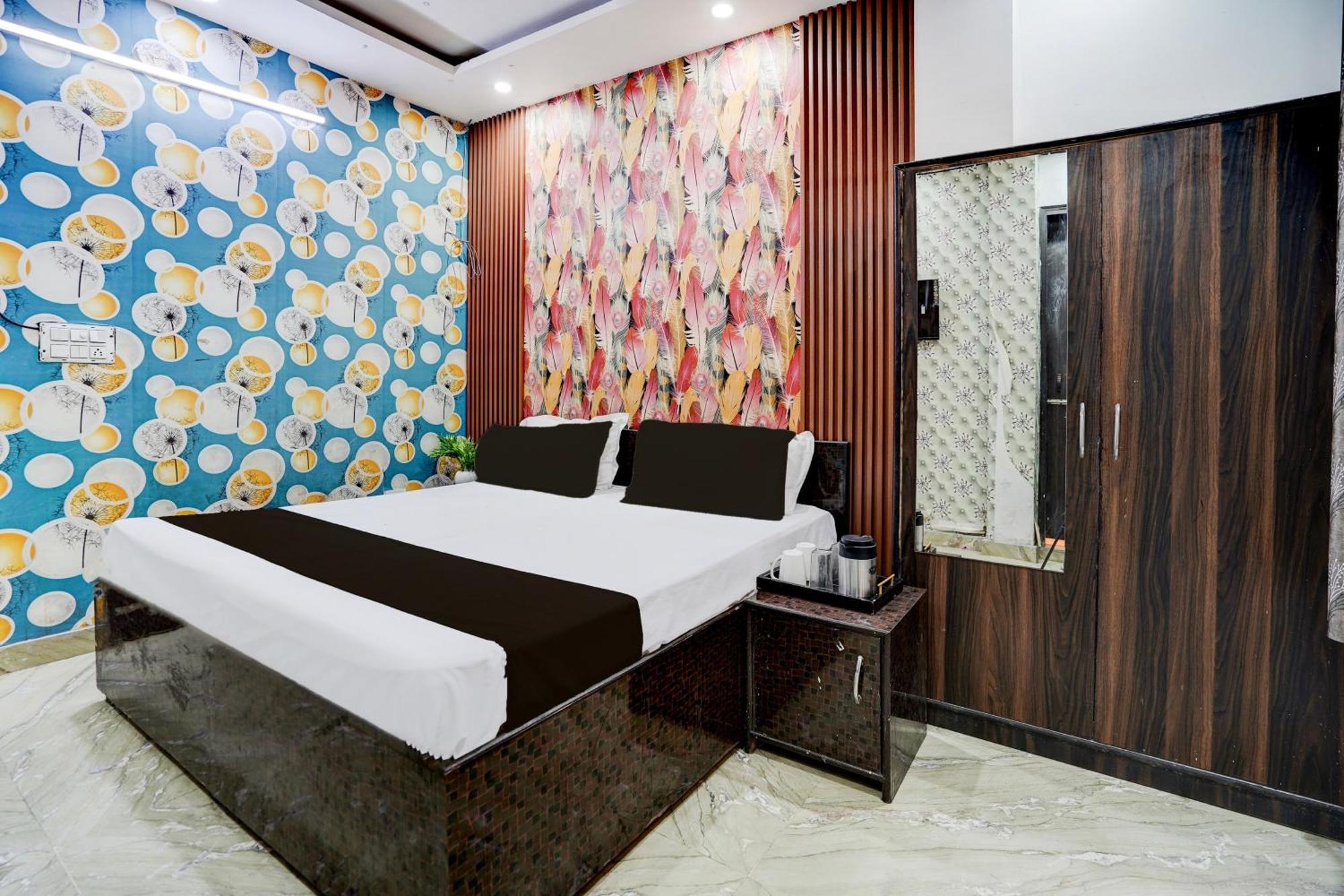 O Star X Signature Plaza * New Delhi