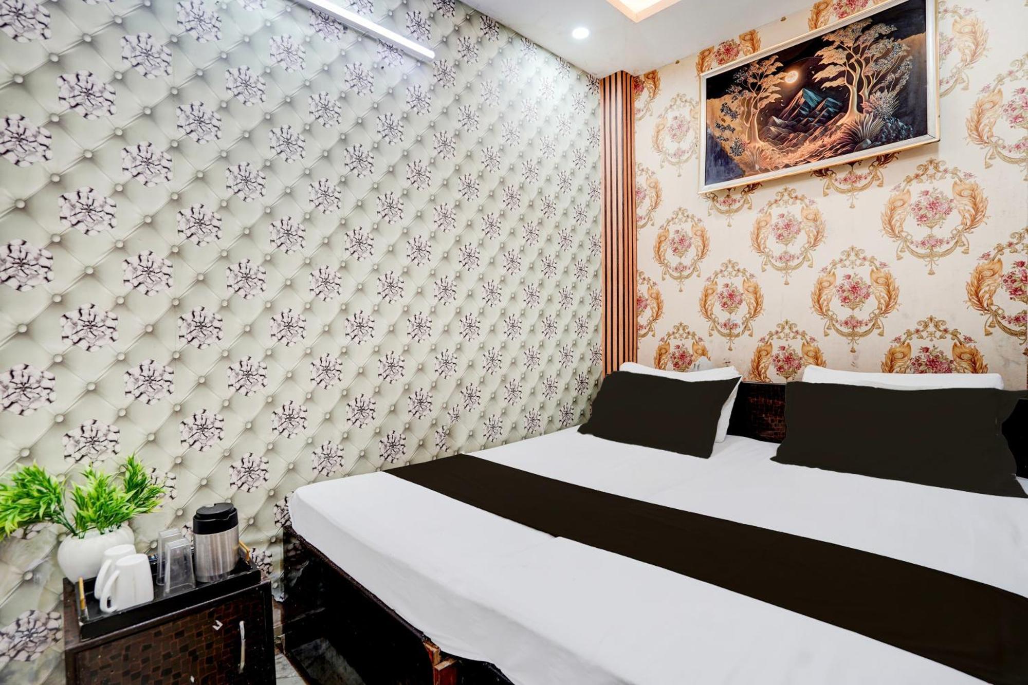 O Star X Signature Plaza * New Delhi