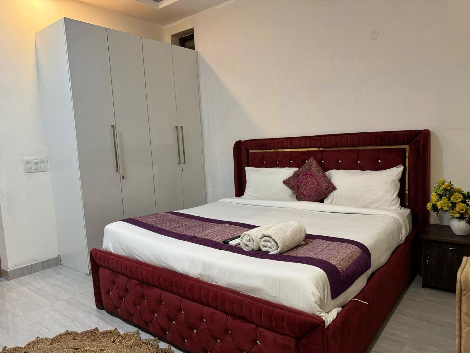 Fortune Service 2bhk ,e28 Saket 1a New Delhi