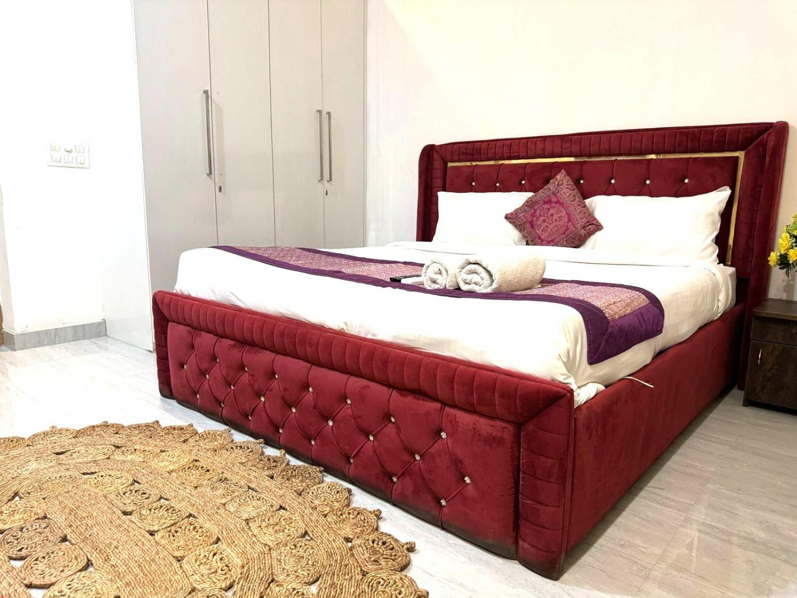 Fortune Service 2bhk ,e28 Saket 1a * New Delhi