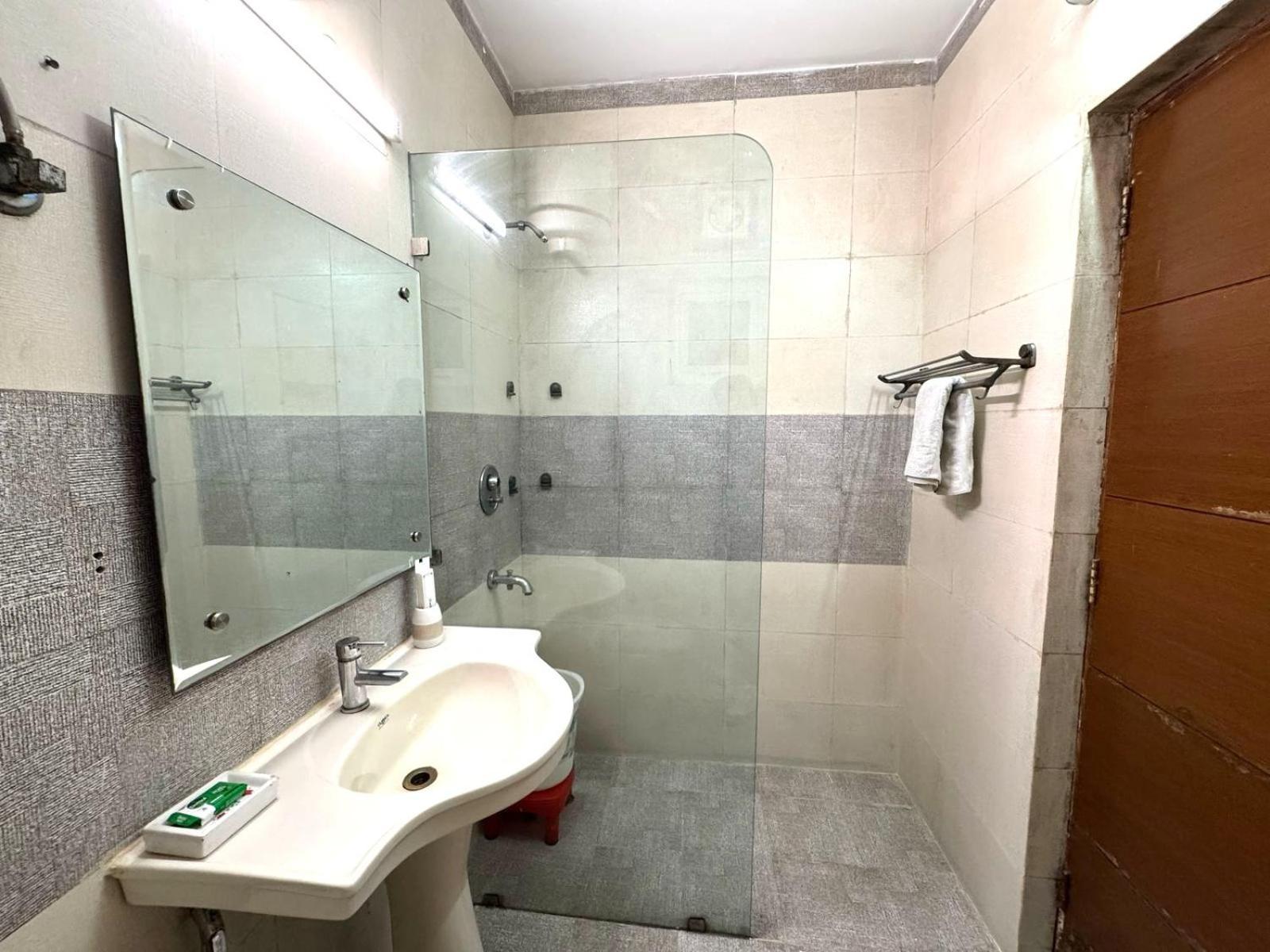 Apartment Fortune Service 2bhk ,e28 Saket 1a *