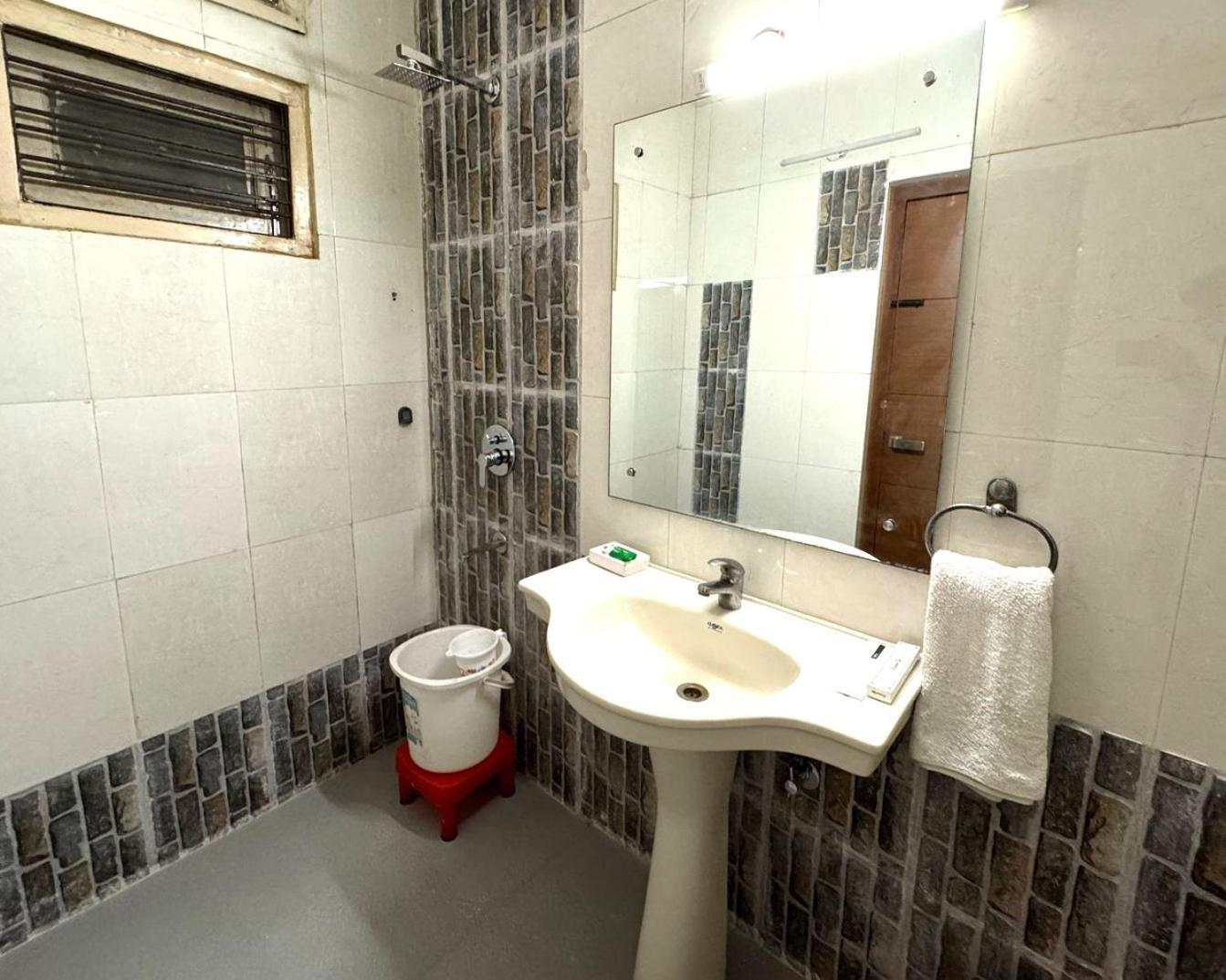 Fortune Service 2bhk ,e28 Saket 1a *