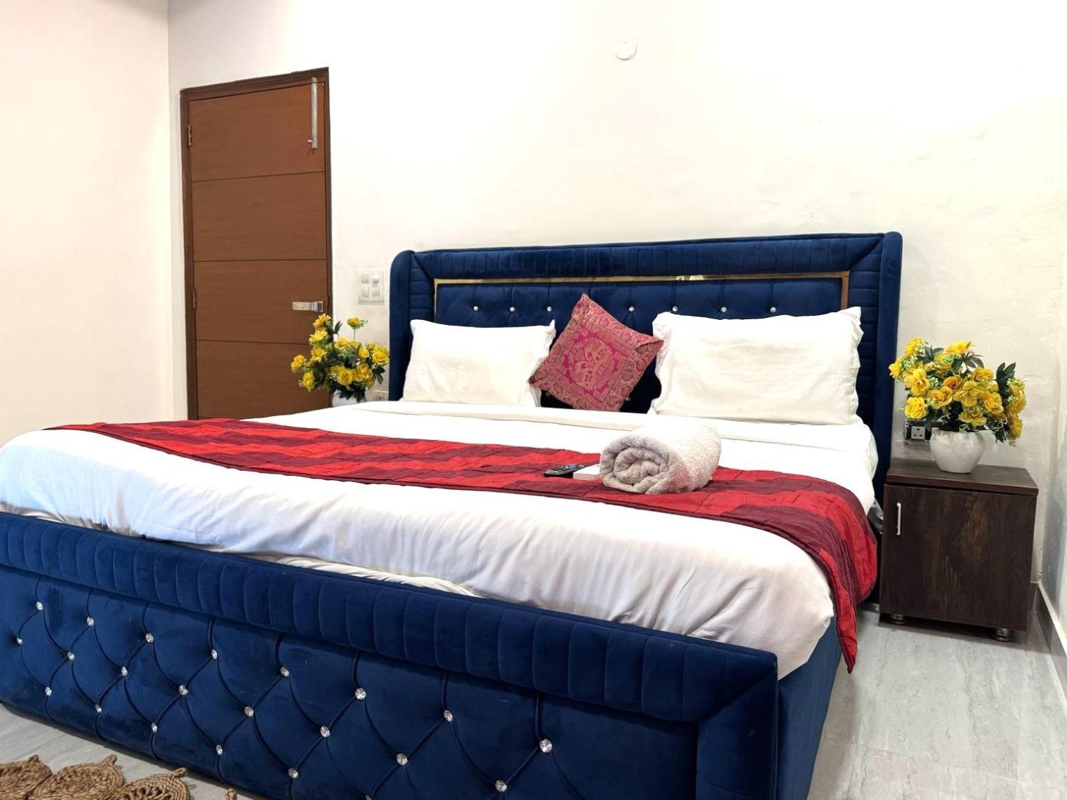 Fortune Service 2bhk ,e28 Saket 1a * New Delhi