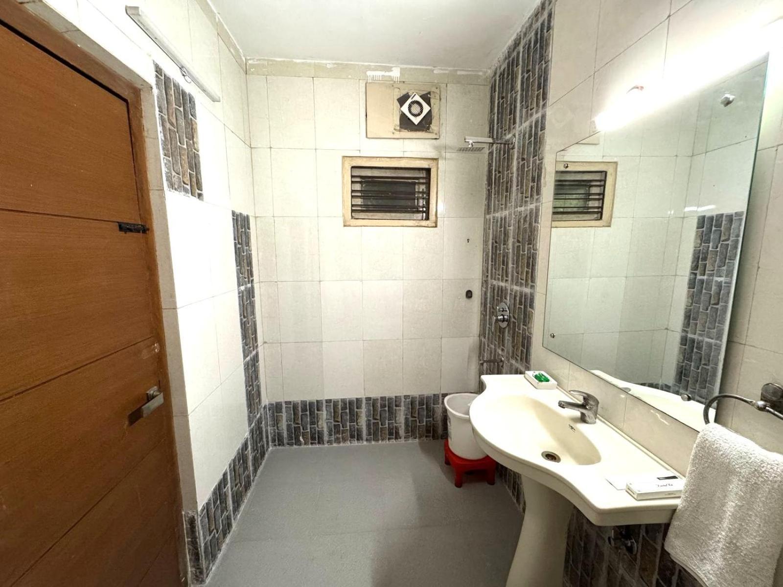 Apartment Fortune Service 2bhk ,e28 Saket 1a *
