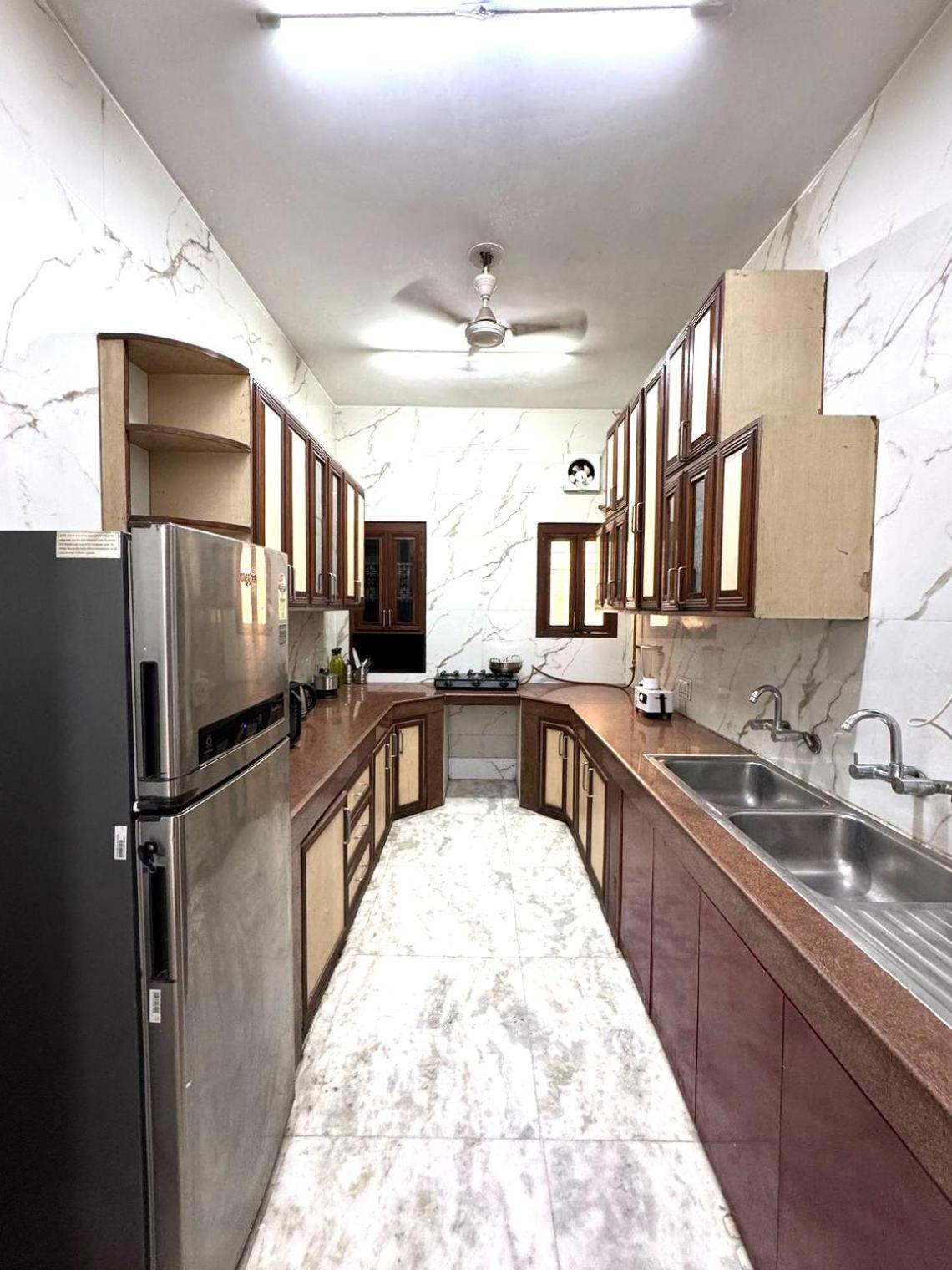 Apartment Fortune Service 2bhk ,e28 Saket 1a *